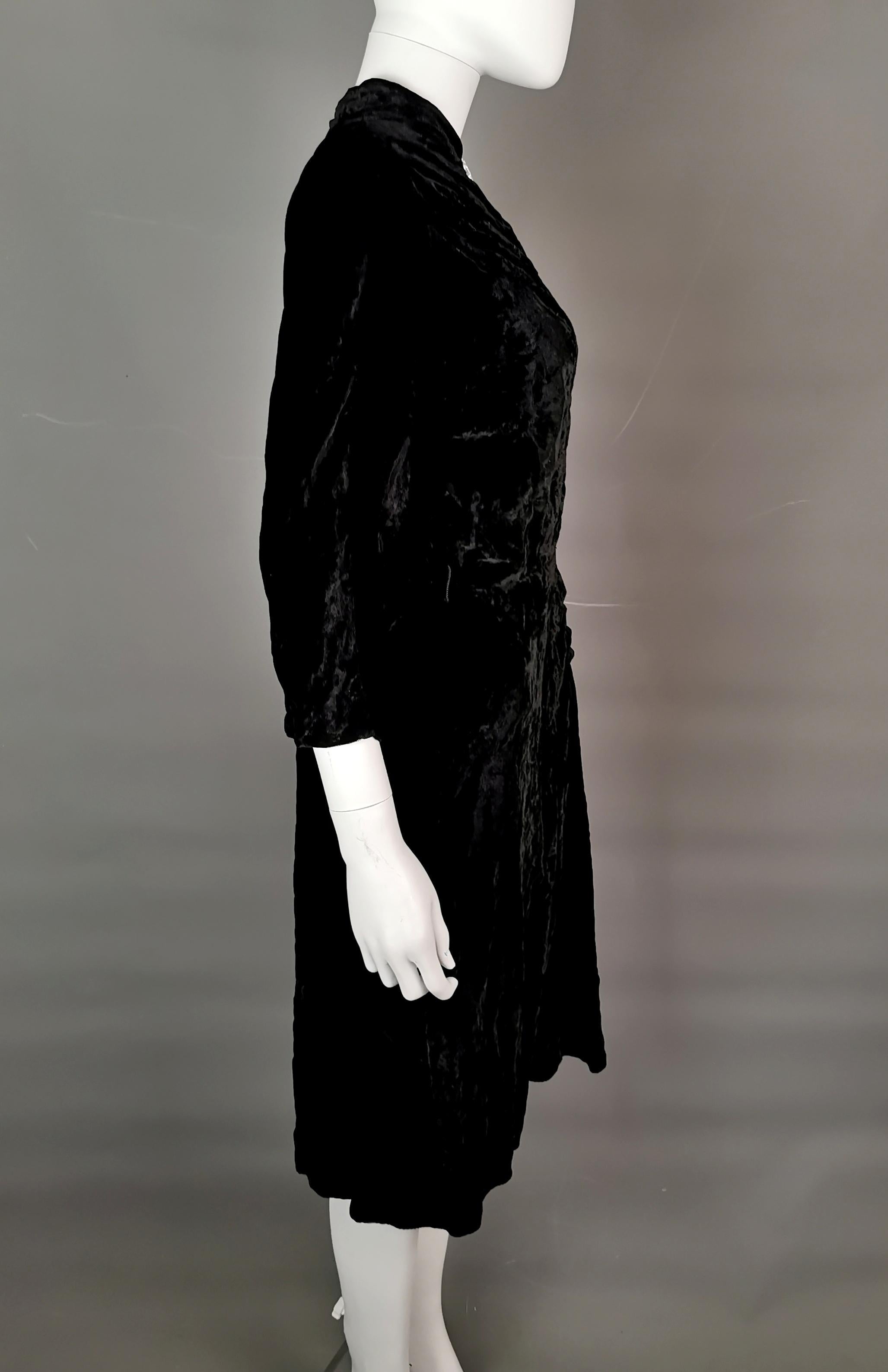 Vintage Art Deco black velvet dress, c1930s  In Good Condition For Sale In NEWARK, GB