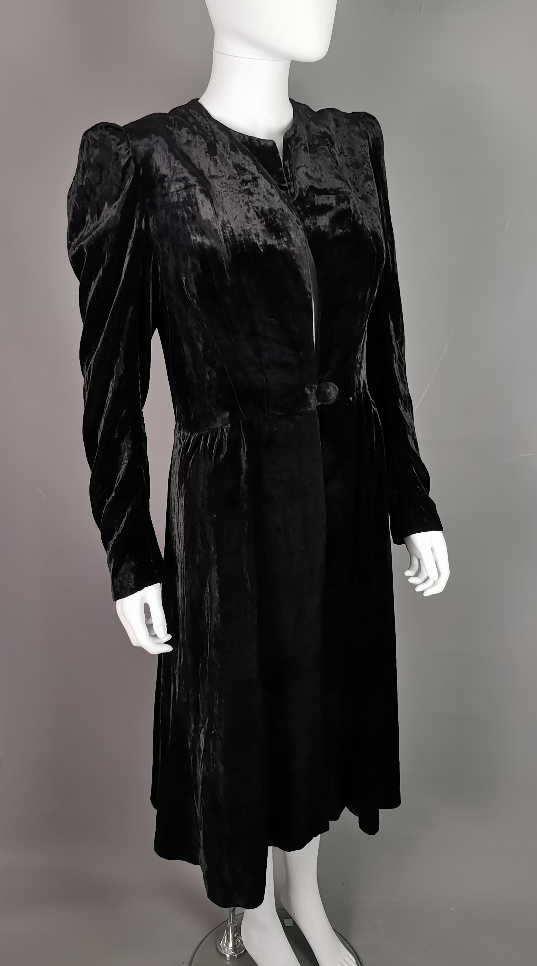 Stunning and sumptuous is the only way to describe this amazingly beautiful late 1930's rich velvet opera coat.

This beauty is made from a super soft silk velvet blend with a cotton blend lining.

It is slightly cinched in at the waist with ruching