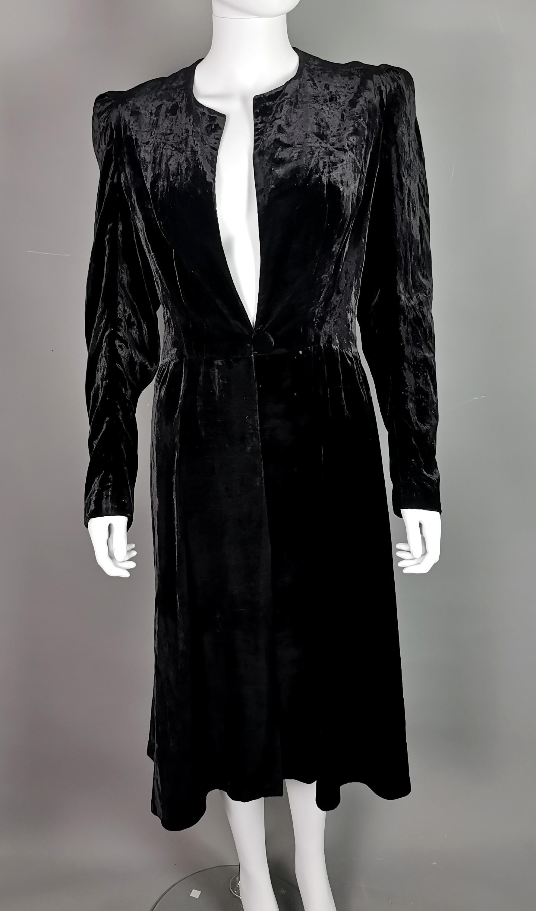 Vintage Art Deco black velvet opera coat, jacket, 1930s In Fair Condition For Sale In NEWARK, GB