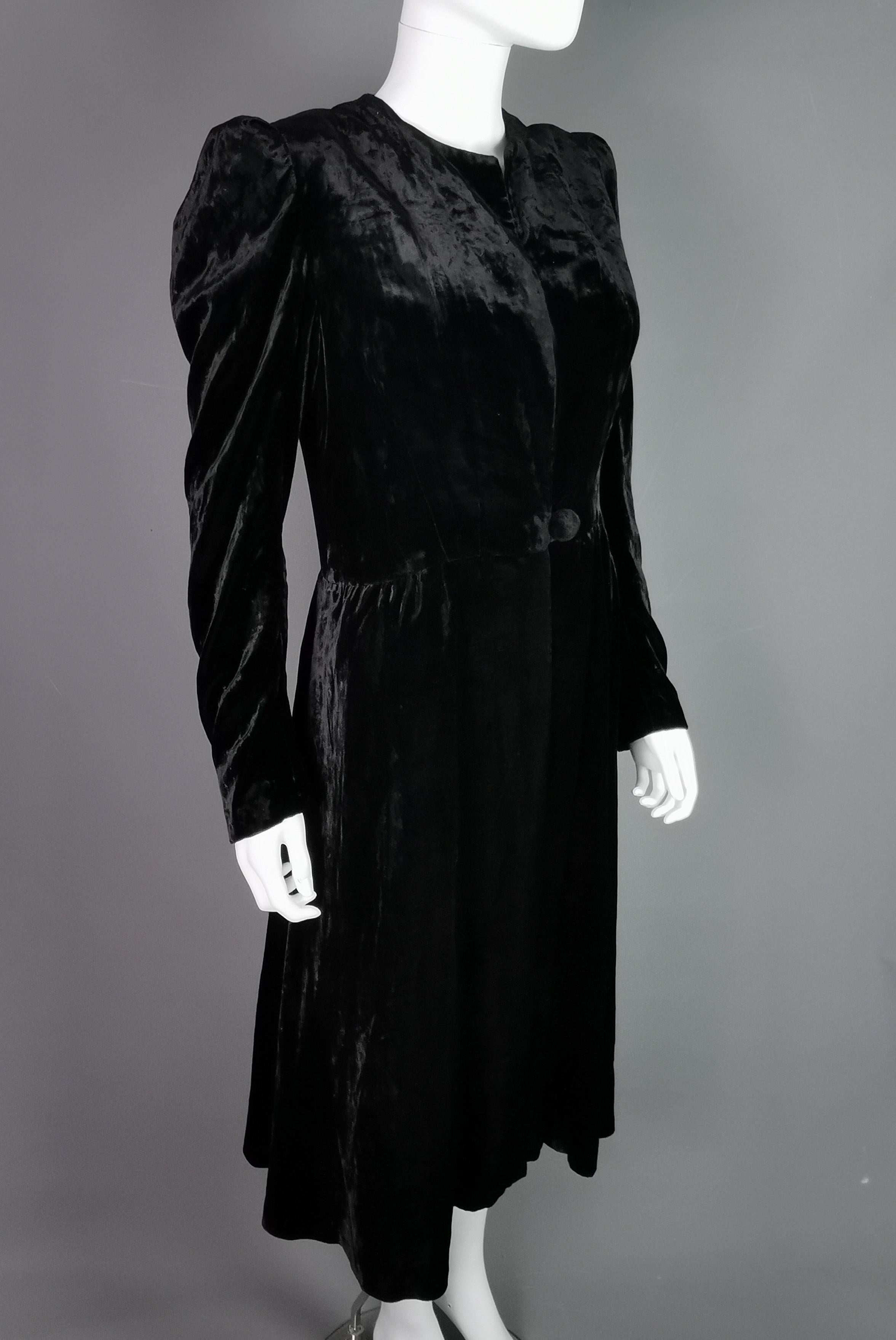 Vintage Art Deco black velvet opera coat, jacket, 1930s For Sale 4