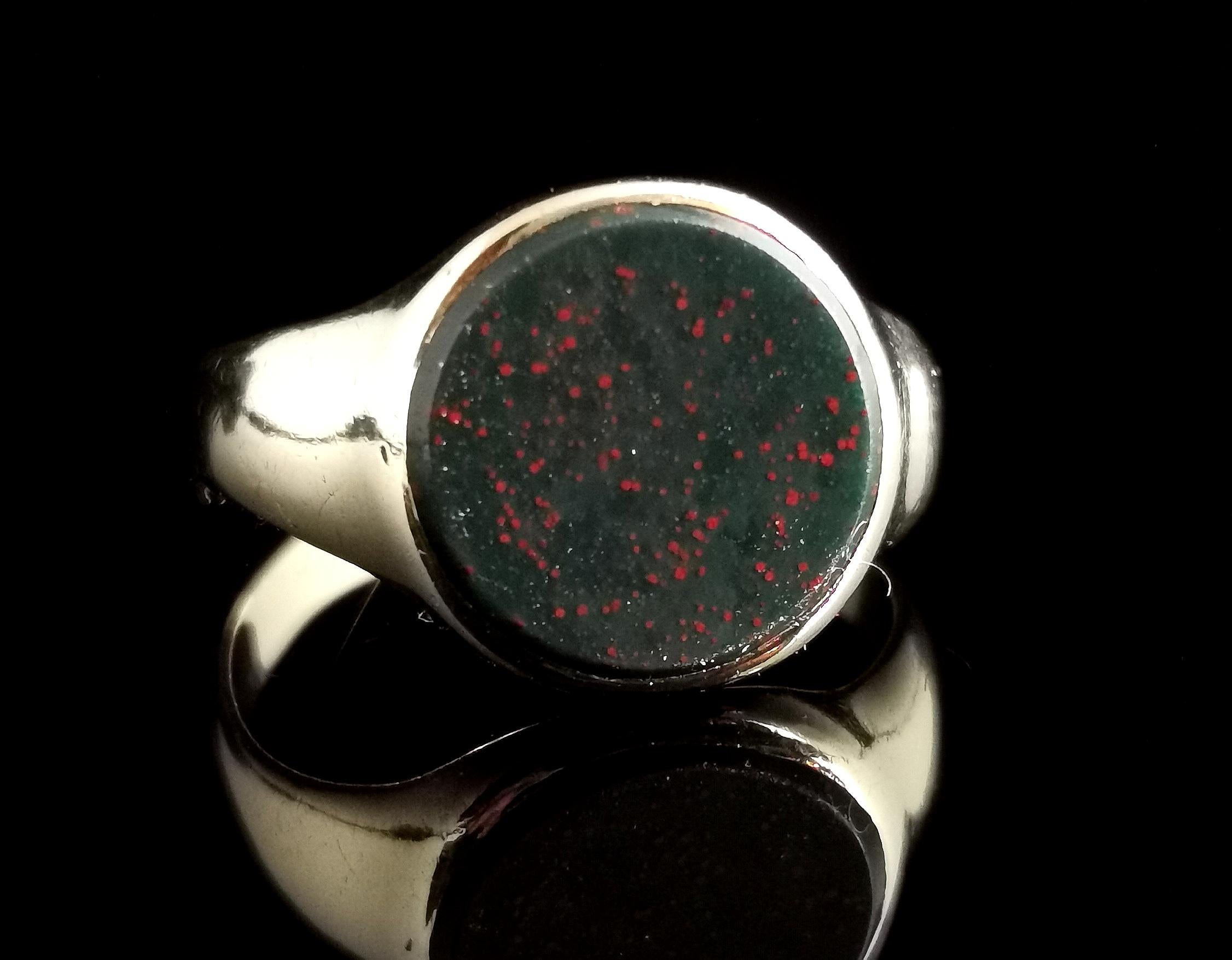 A handsome vintage Art Deco era bloodstone signet ring.

Crafted in rich 9kt yellow gold it has a circular Bloodstone seal matrix set to the front, this has no engraving so could be personalised if desired.

It has chunky and smooth polished
