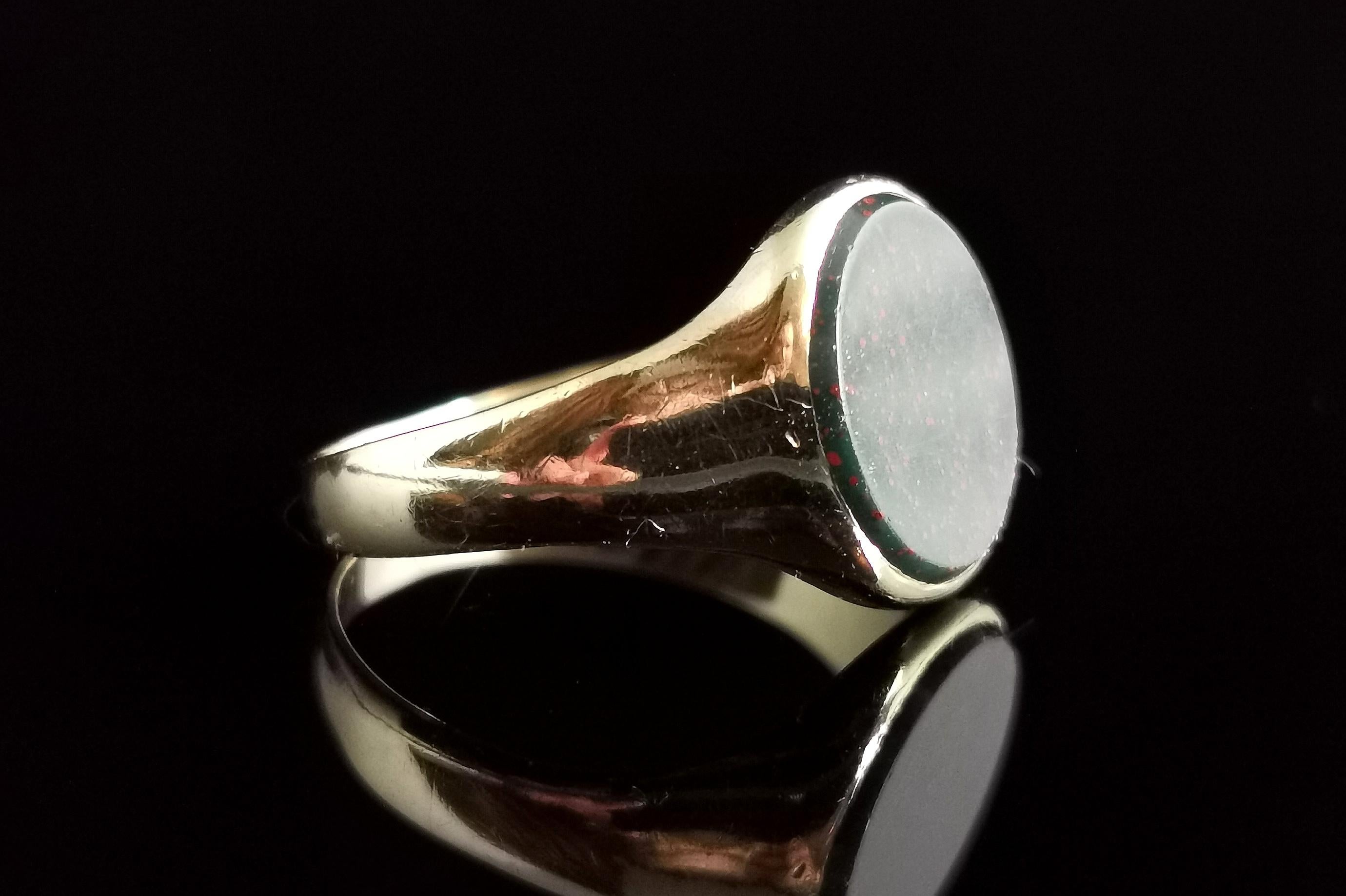 Vintage Art Deco Bloodstone signet ring, 9k yellow gold In Good Condition In NEWARK, GB