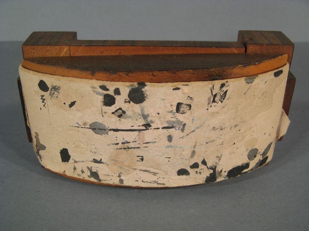 Retrocede en el tiempo con este exquisito secante Art Decó vintage de los años 1920/1930. Esta pieza encarna la elegancia y sofisticación de la época Art Déco, añadiendo un toque de estilo atemporal a tu escritorio o