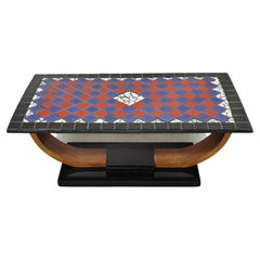 Table basse Art Déco vintage en mosaïque bleue et rouge avec plateau en forme d'arc et base en arc