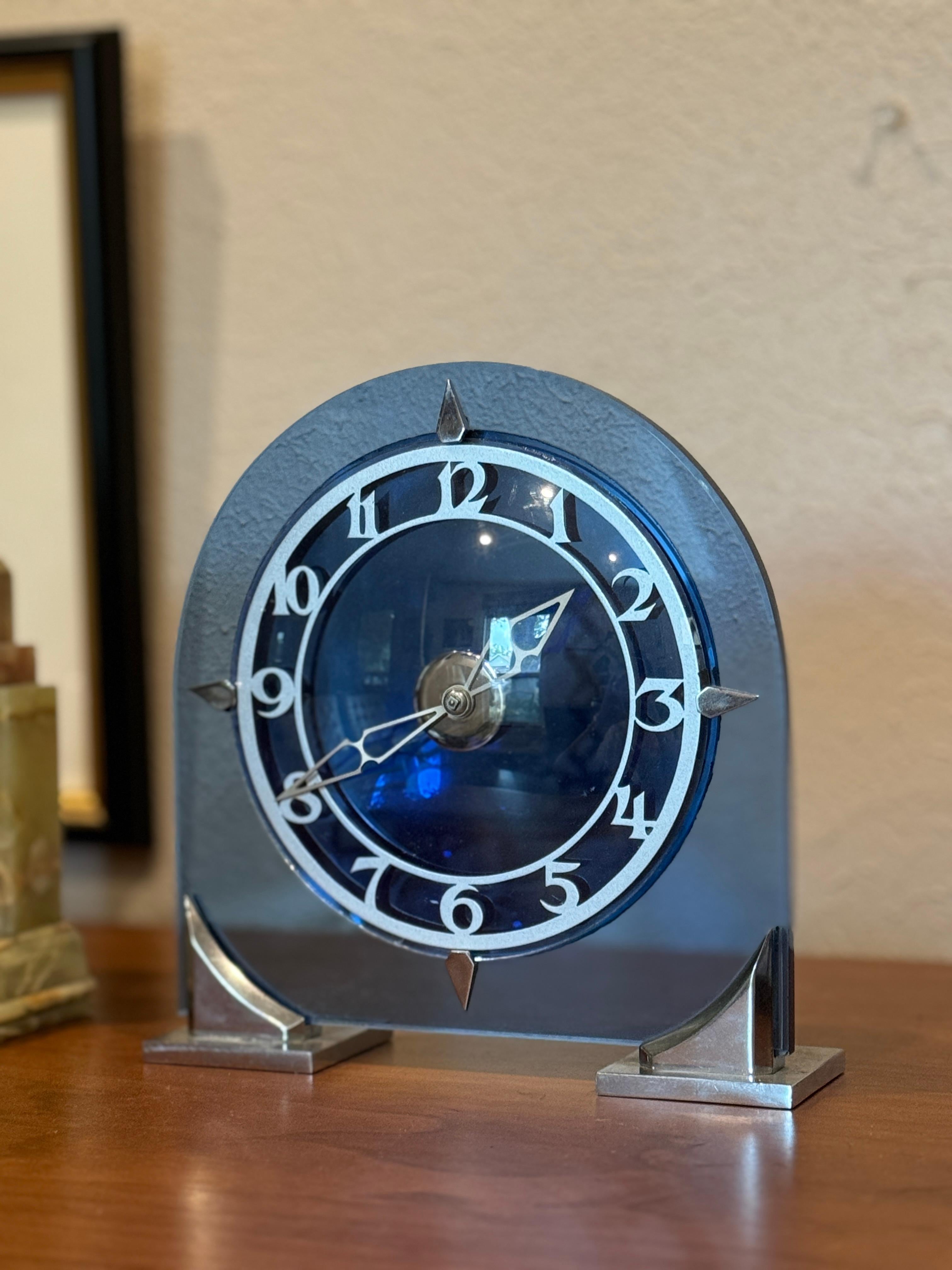 Vintage art deco blue glass table clock In Good Condition For Sale In Houston, TX