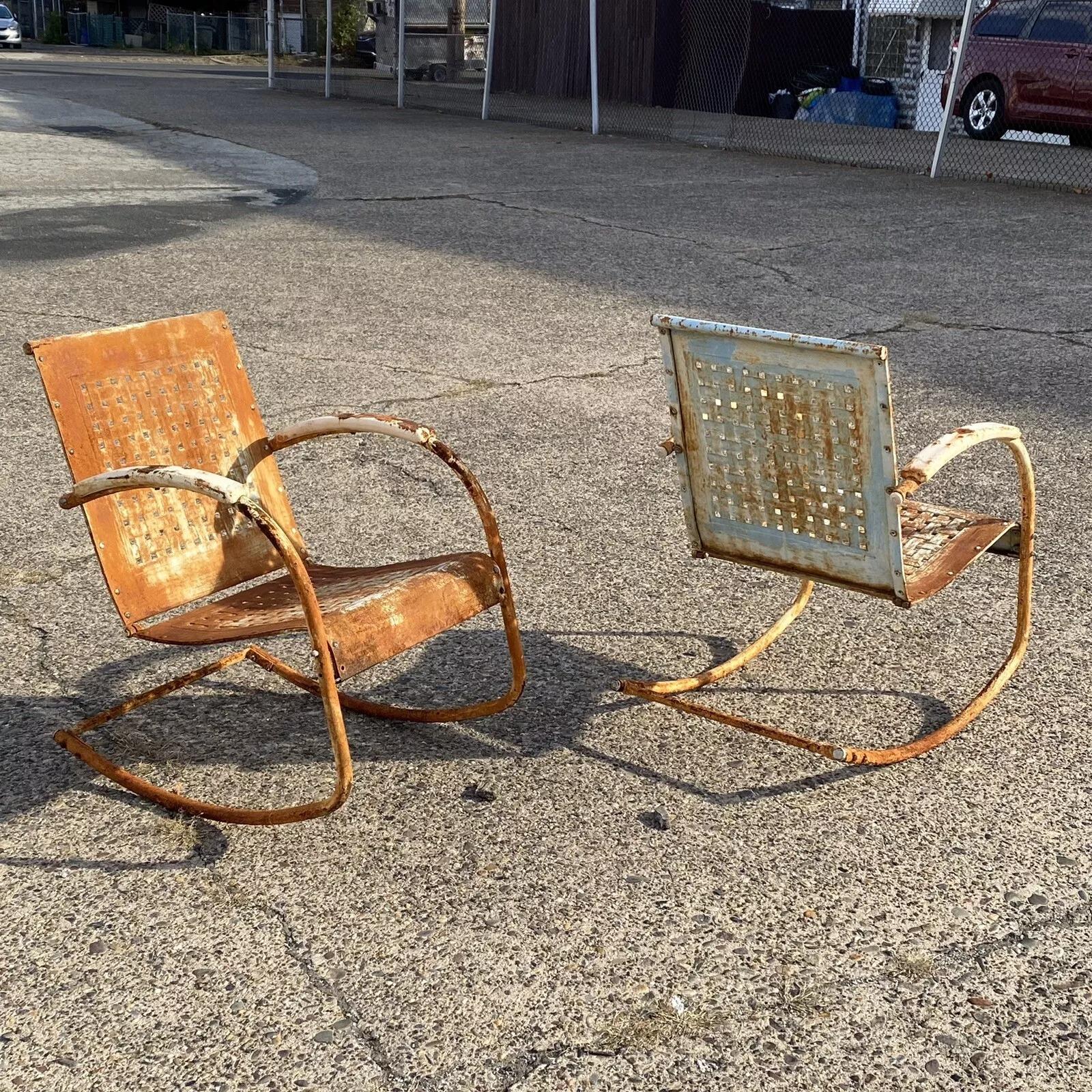 Sillas mecedoras de patio Vintage Art Decó de metal azul oxidado - un par. Principios del siglo XX. Medidas: 33
