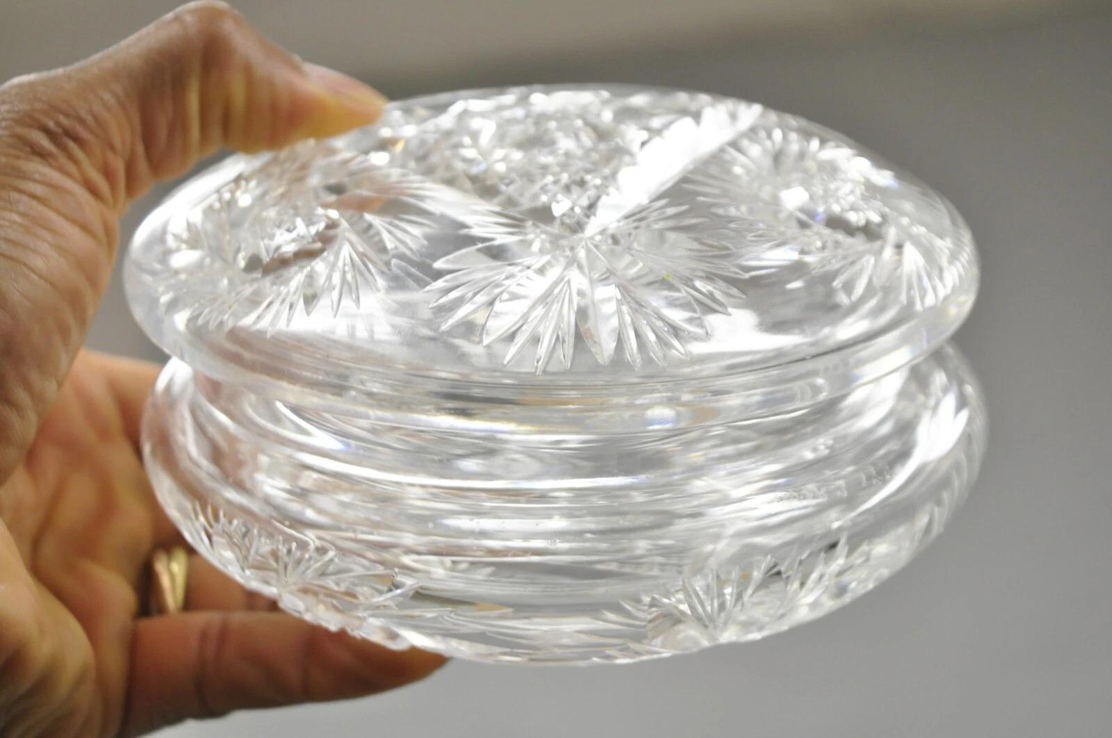Vintage Art Deco Bohemian Cut Crystal Glass Czech Ladies Vanity Powder Jar. CIRCA Anfang des 20. Jahrhunderts. Abmessungen: 3