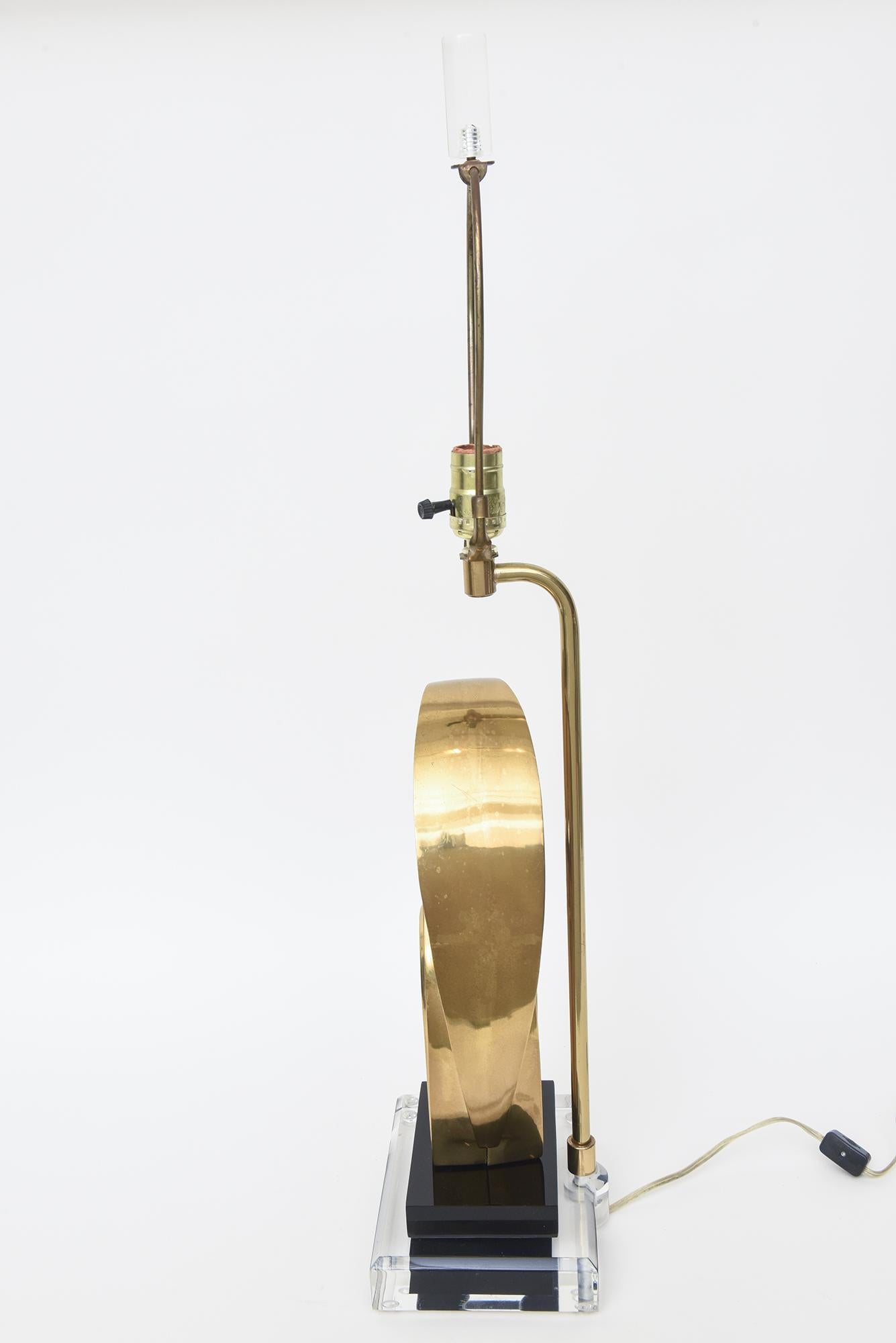 Vintage Art Deco Brancusi Style Brass, Black And Clear Lucite Table or Desk Lamp For Sale 4