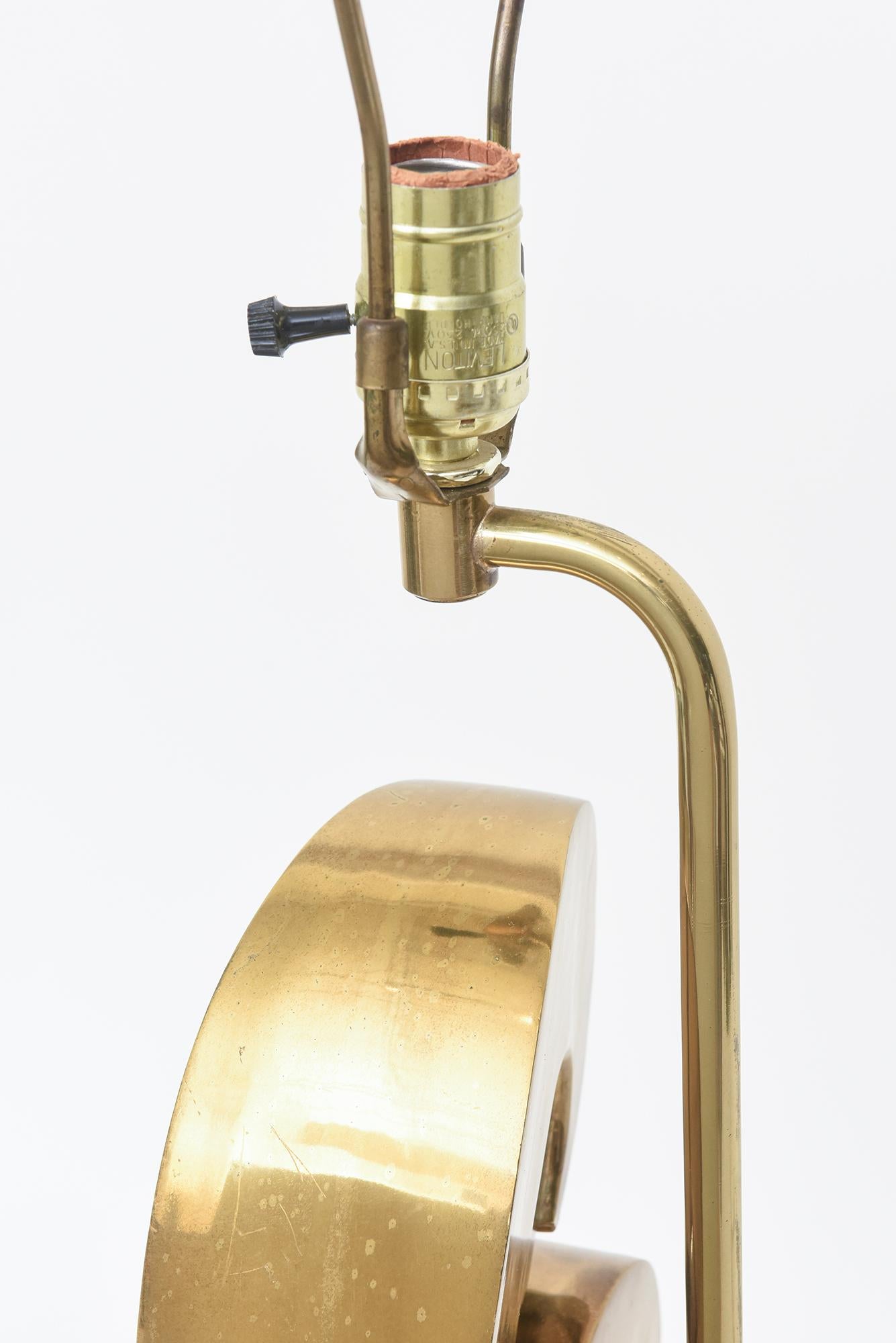 Lampe de table ou de bureau Vintage Art of Vintage Brancusi Style Brass, Black and Clear Lucite Table or Desk Lamp en vente 4