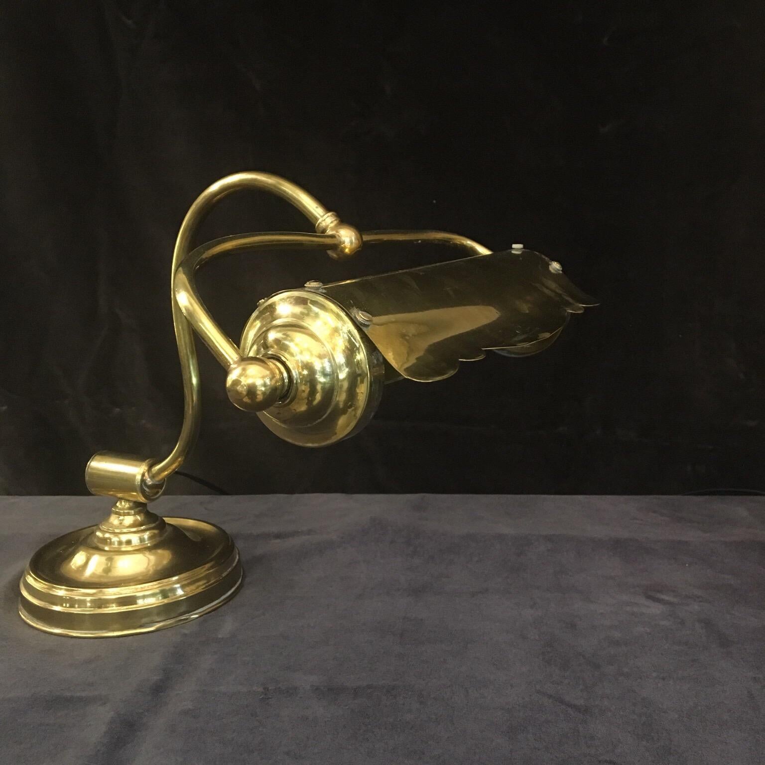 Vintage Art Decò brass desk lamp, one bulb. Perfect vintage condition.
