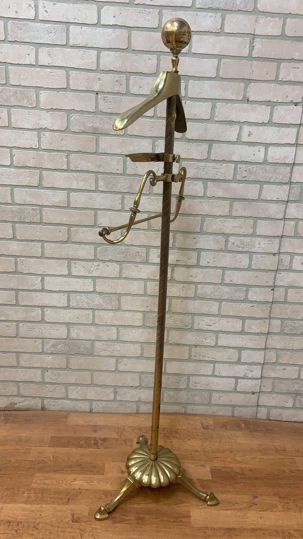 Vintage Art Deco Brass Gentleman's Valet Stand Suit Stand 

Featuring Art Deco Brass Gentlemen's Valet Stand featuring stylish brass with an elegant twisted column and a large brass ball finial for hanging your hat. The beautiful scrollwork on the