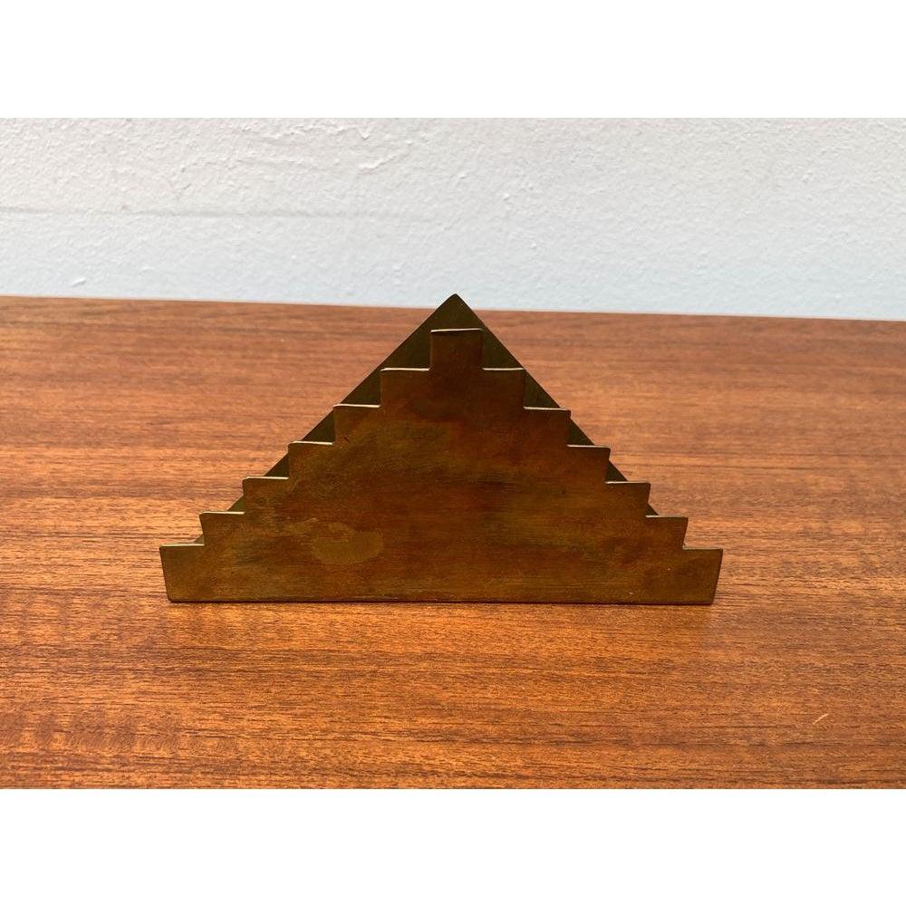 Vintage Art Deco Brass Napkin Holder, in Very Good conditions. Designed 1920 to 1949

Additional information:
Materials: Metal
Color: Gold
Item Type: Vintage, Antique or Pre-owned
Diamension: 6.69ʺW × 1.18ʺD × 3.54ʺH
Condition: Some