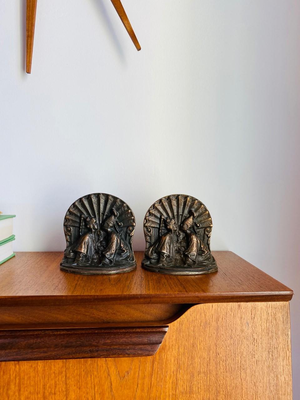 American Vintage Art Deco Brass Siam Couple Kissing Sculpture Bookends For Sale
