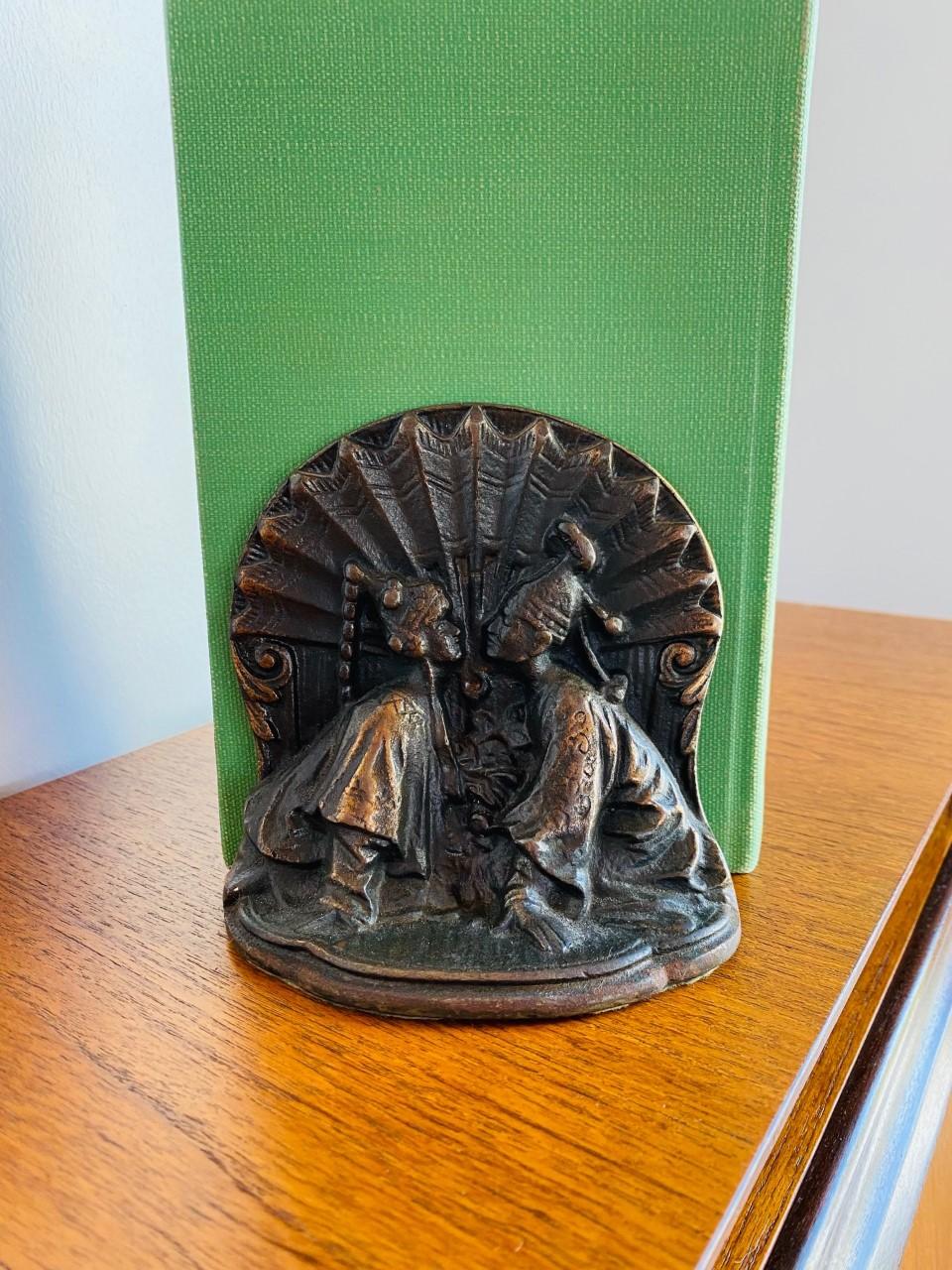 Mid-20th Century Vintage Art Deco Brass Siam Couple Kissing Sculpture Bookends For Sale