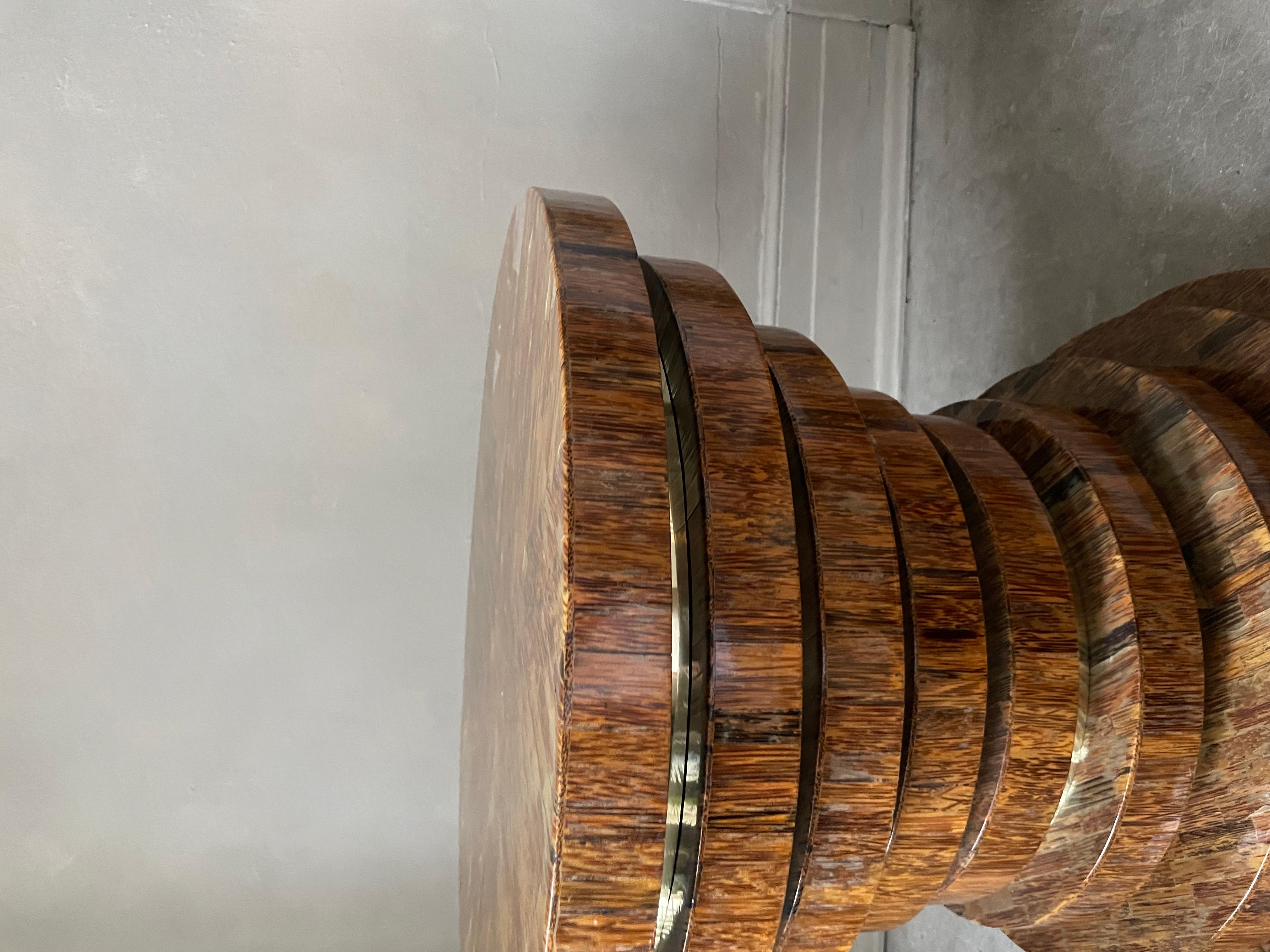 Art-déco-Tisch aus brasilianischem Holz und Messing mit Akzent im Angebot 5