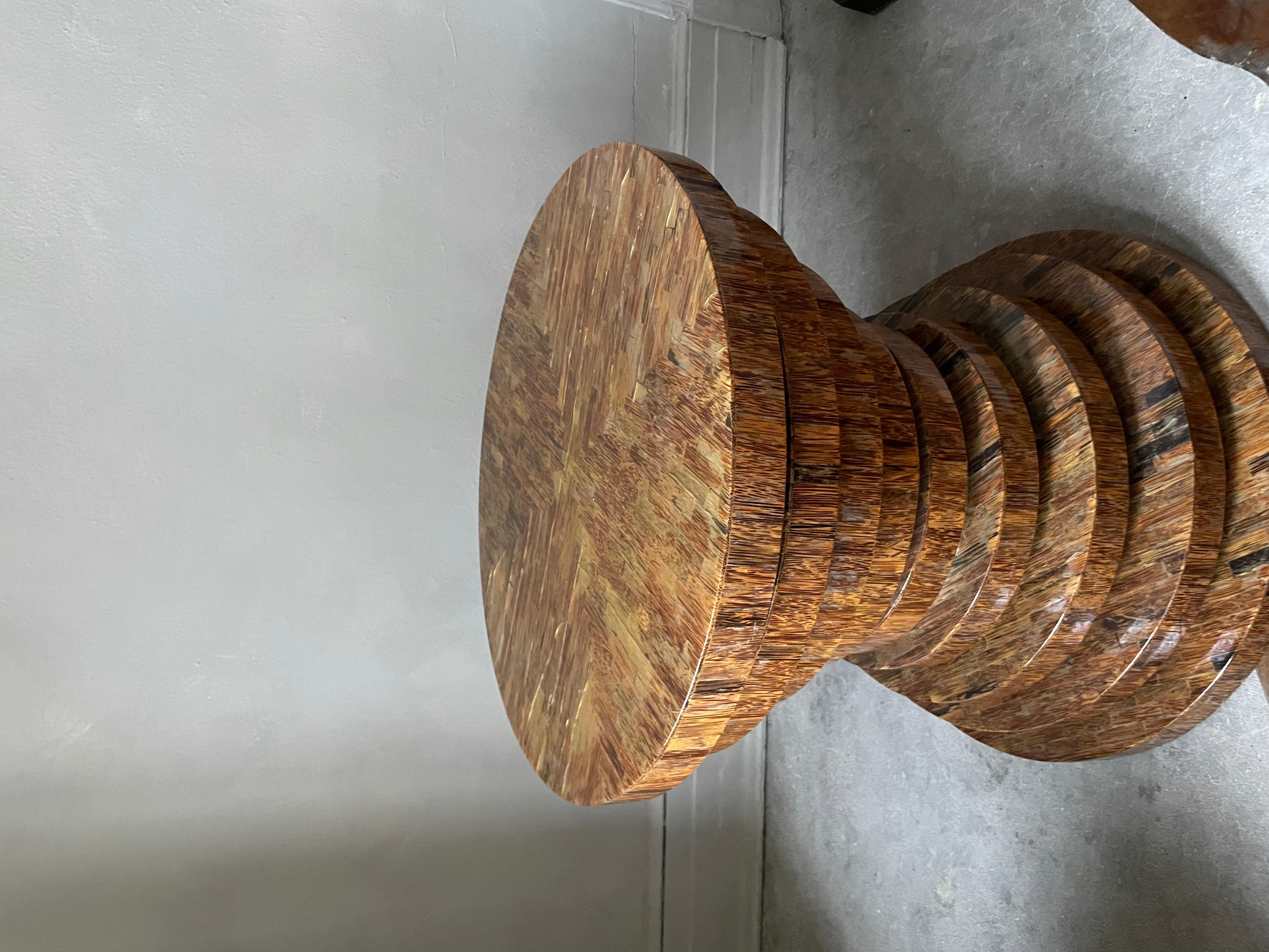 Art-déco-Tisch aus brasilianischem Holz und Messing mit Akzent (Art déco) im Angebot