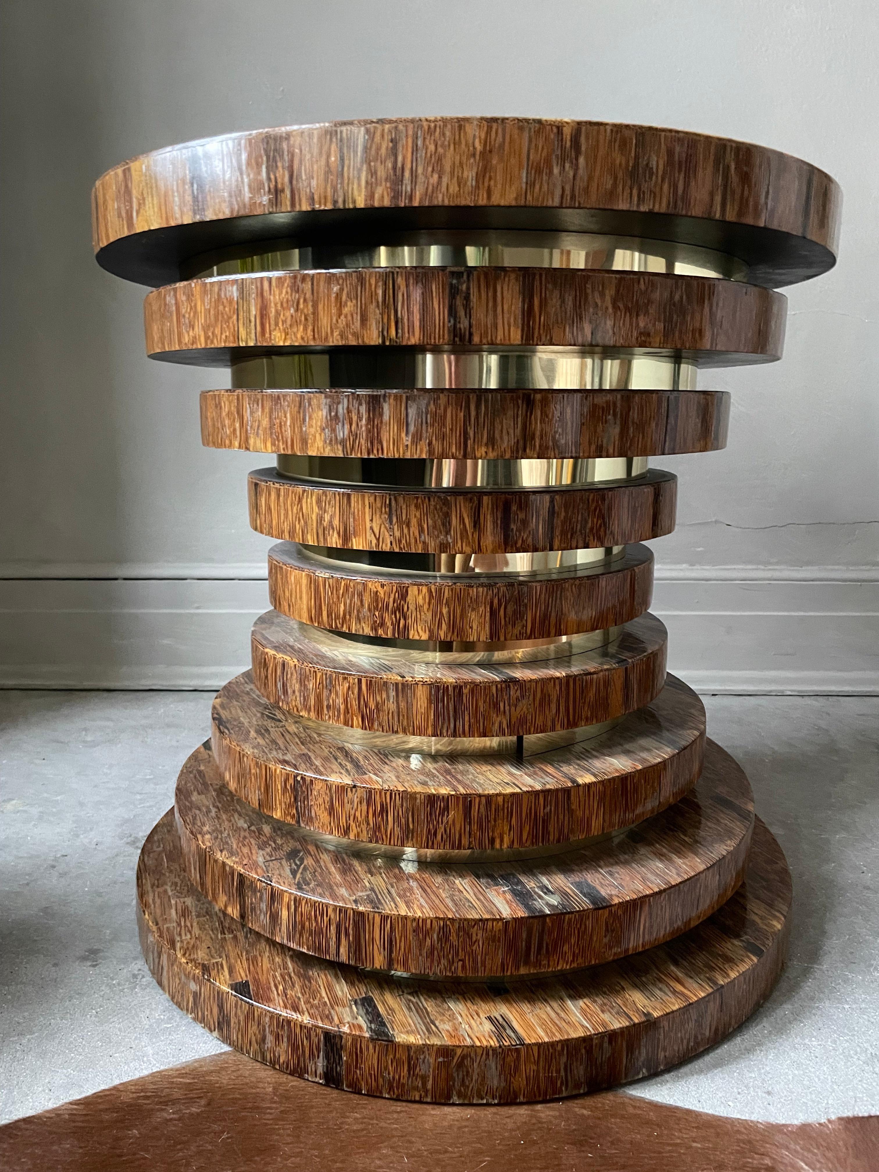 Art-déco-Tisch aus brasilianischem Holz und Messing mit Akzent (Ende des 20. Jahrhunderts) im Angebot