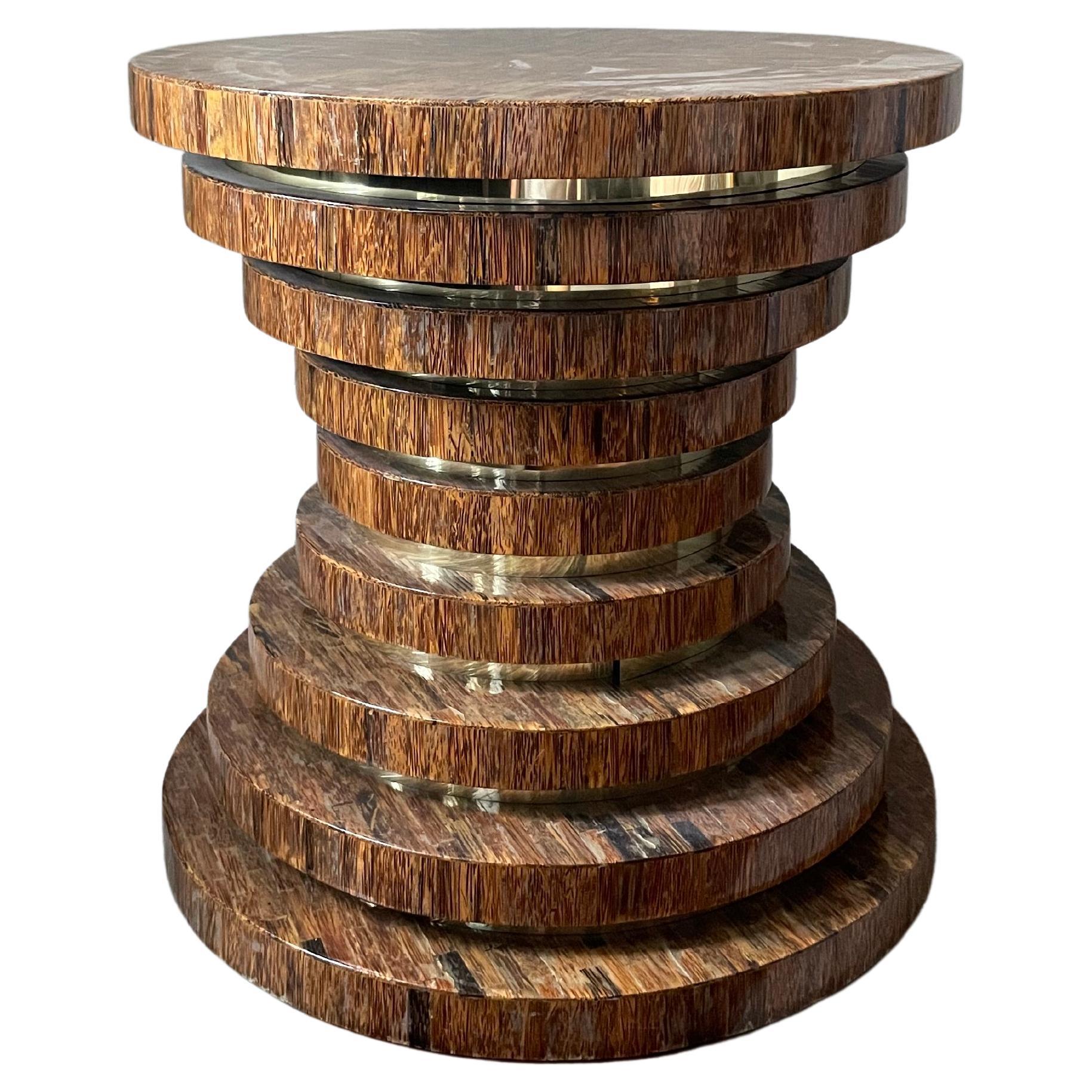 Art-déco-Tisch aus brasilianischem Holz und Messing mit Akzent im Angebot