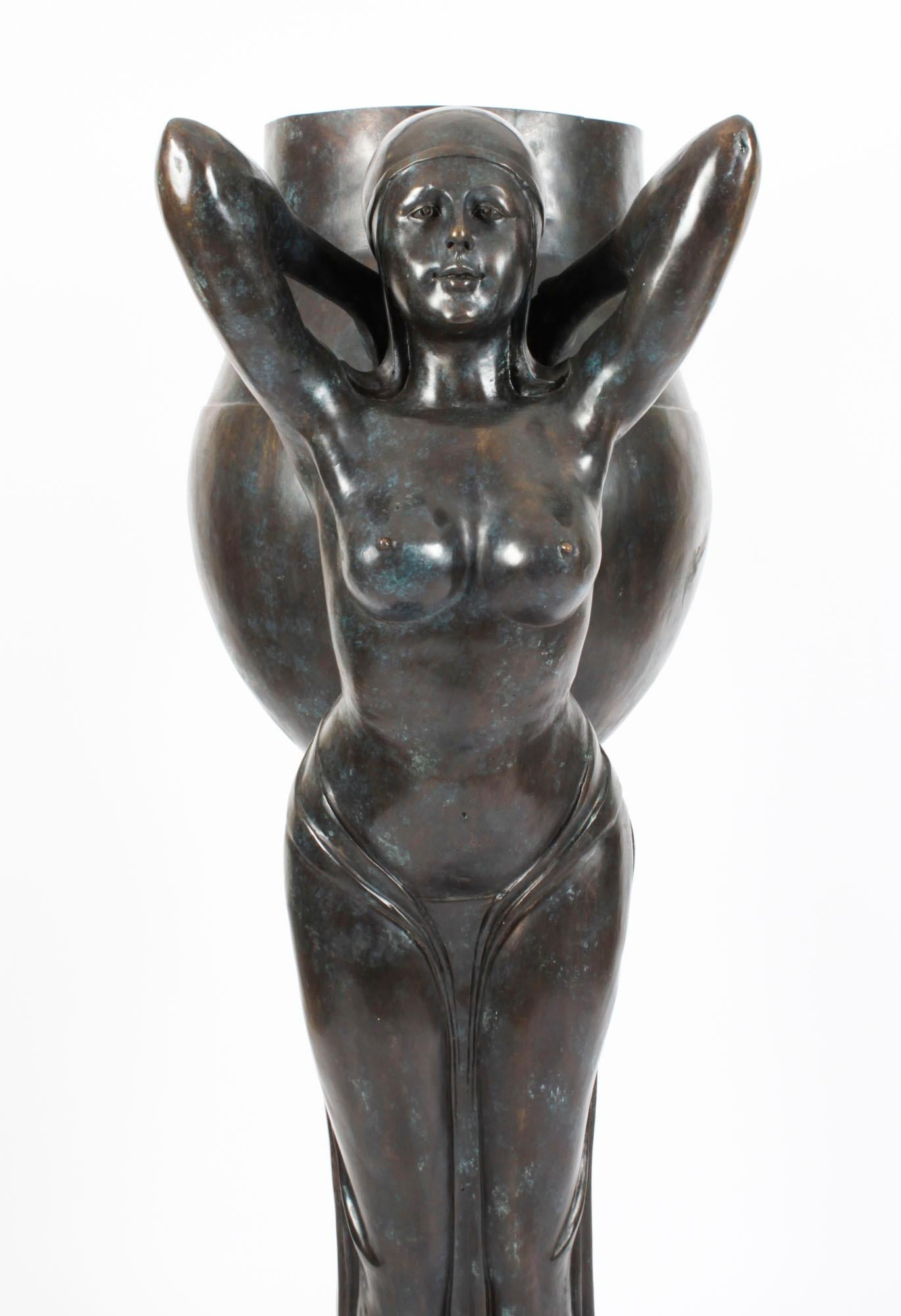 Vintage of Vintage Bronzo Biba Ladies Jardiniere The Water Carriers XX secolo in vendita 4