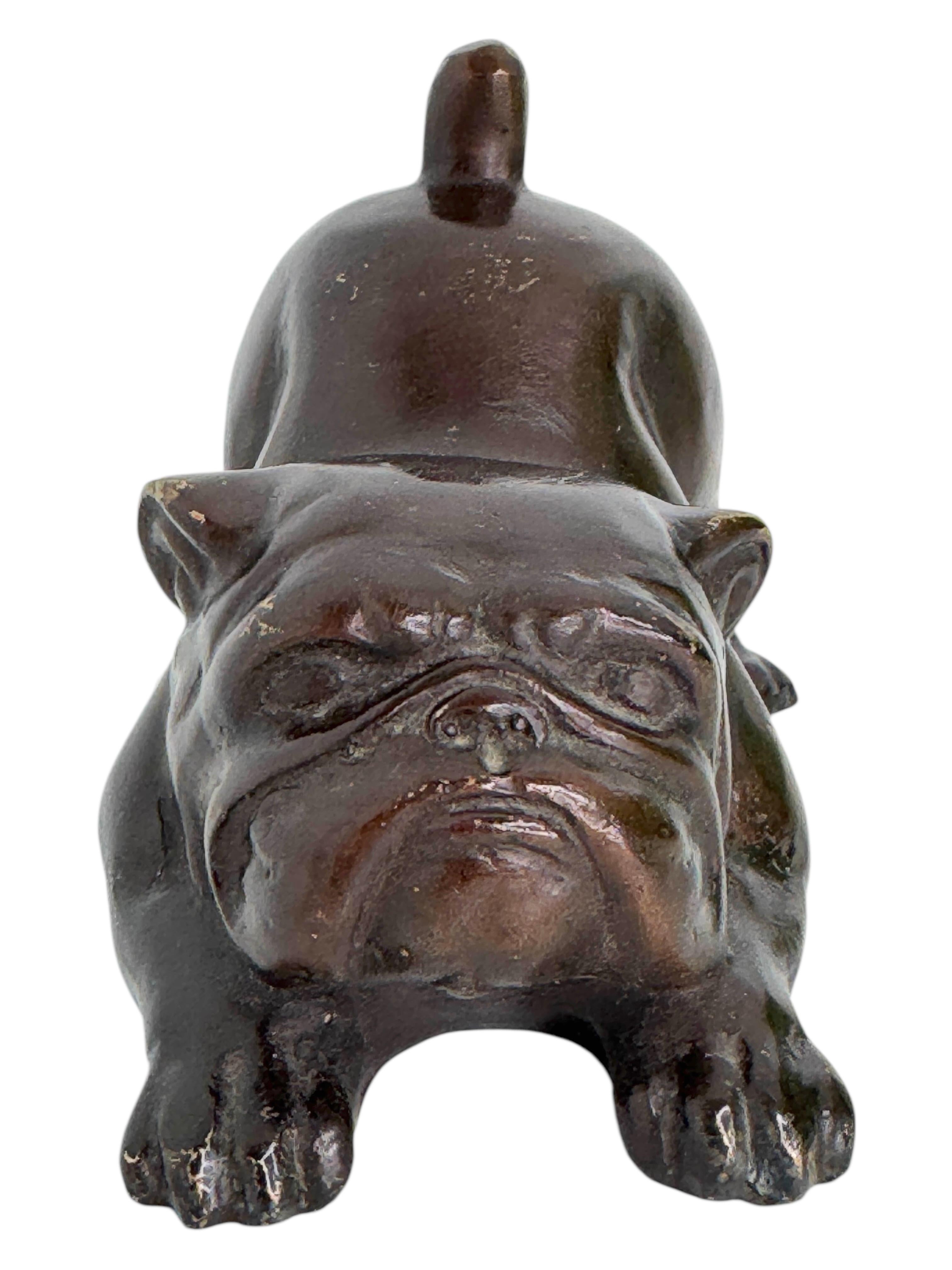 Figurina di bulldog tedesco in bronzo degli anni '40 - Art Deco, finitura patinata

Una statuetta di bulldog in bronzo finemente fusa, proveniente dalla Germania degli anni '40, che riflette l'estetica audace e stilizzata del periodo Art Deco.