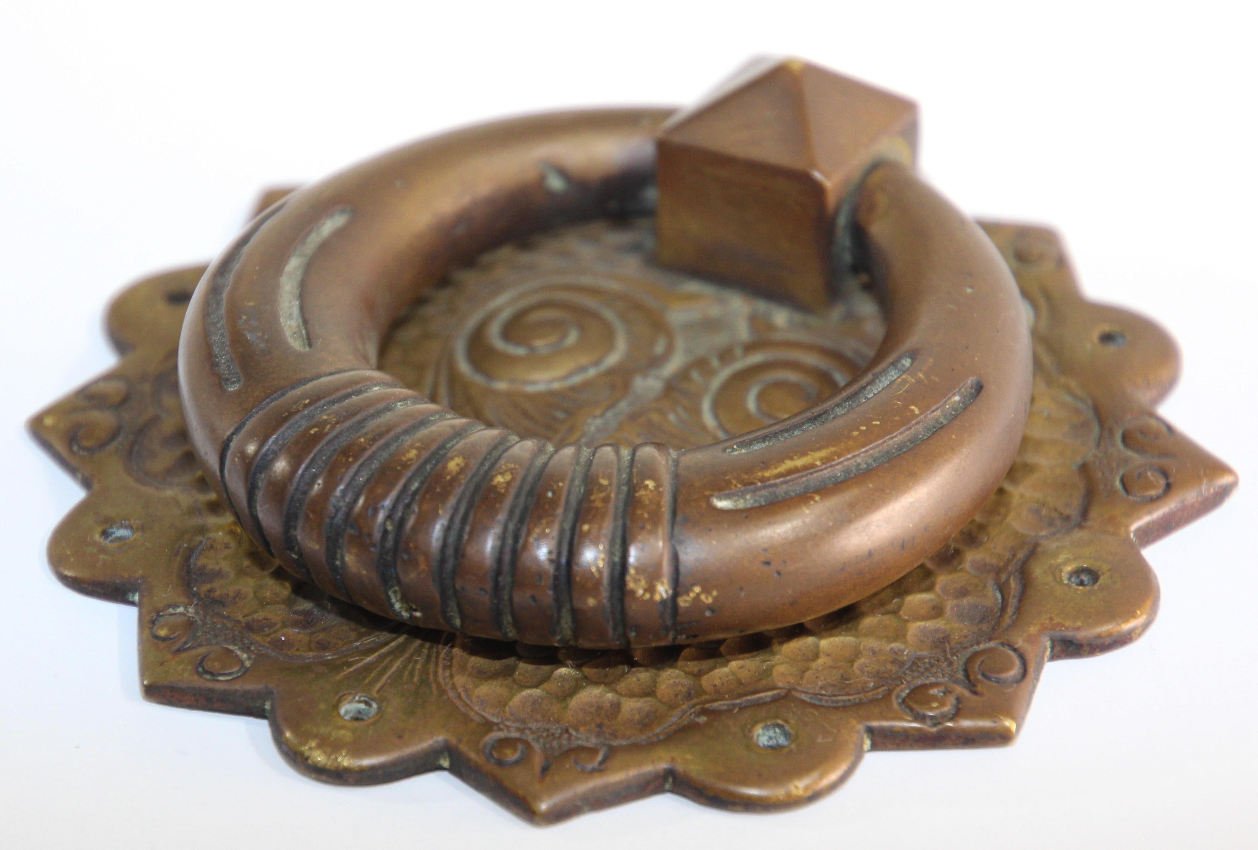 Vintage Art Deco Bronze Door Knocker Hardware.
Vintage Art Deco bronze door knocker hardware.
Beautiful small metal decorative bronze door knocker in a round shape with an abstract face design in the middle of the plate. Dimensions 4.