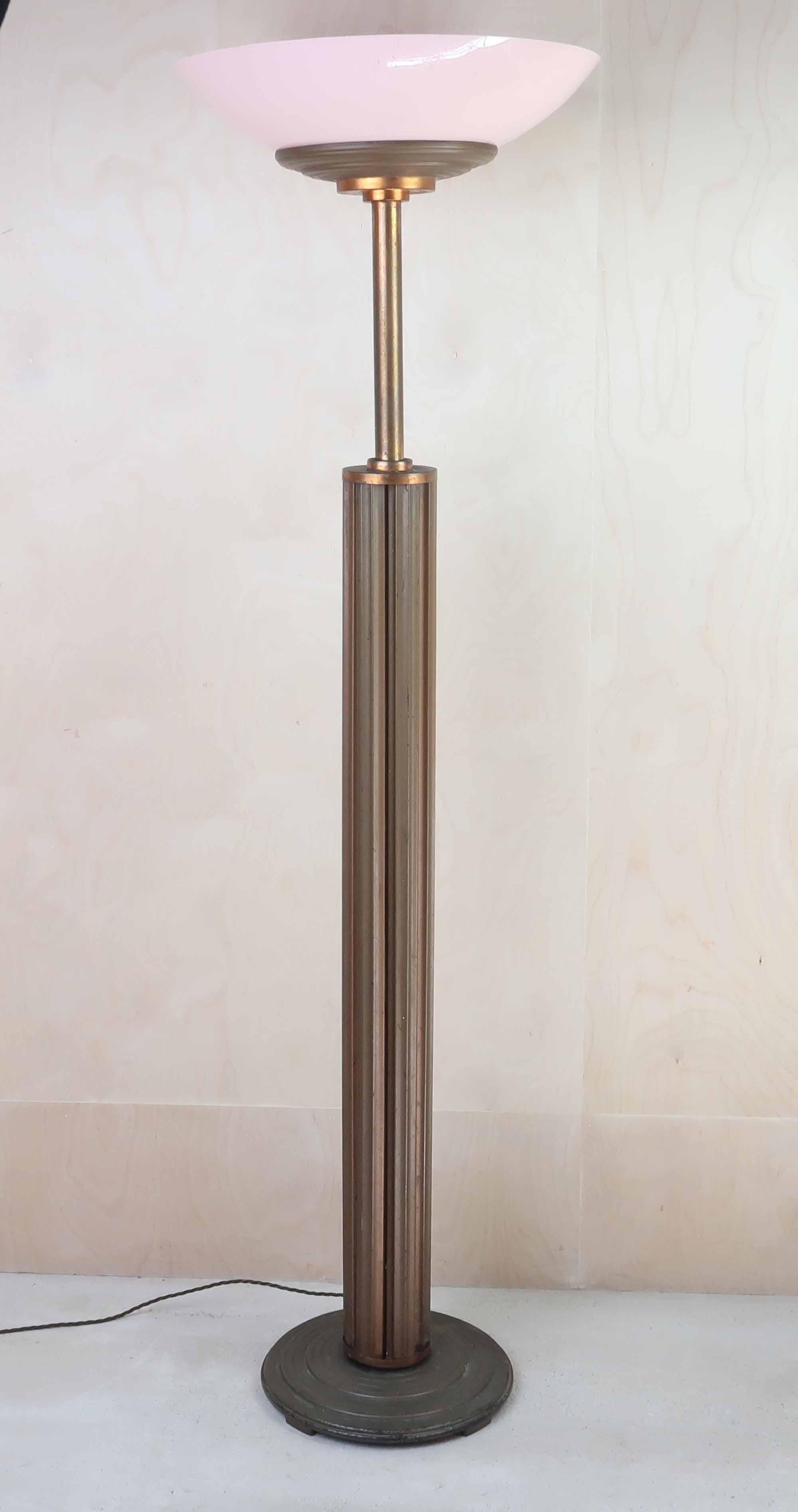 Favolosa lampada da terra art deco

Vernice originale color bronzo

Paralume originale in plastica rosa

Designer sconosciuto

Ricablato secondo gli standard del Regno Unito

Per le spedizioni internazionali, il paralume e il portalampada verranno