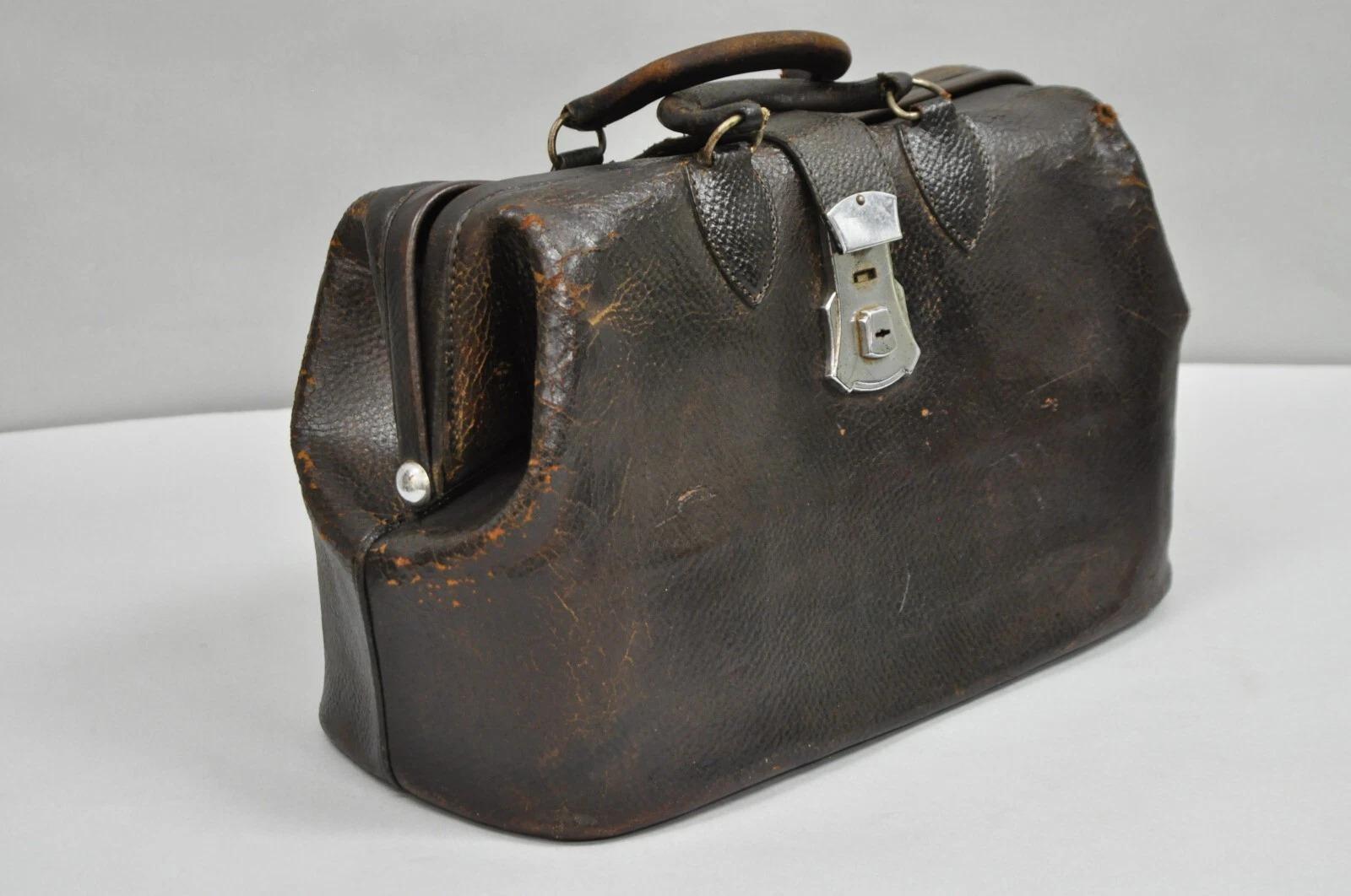 Vintage Art Deco Braune Arzttasche aus Rindsleder von Kruse. CIRCA Anfang des 20. Jahrhunderts. Abmessungen: 10,5