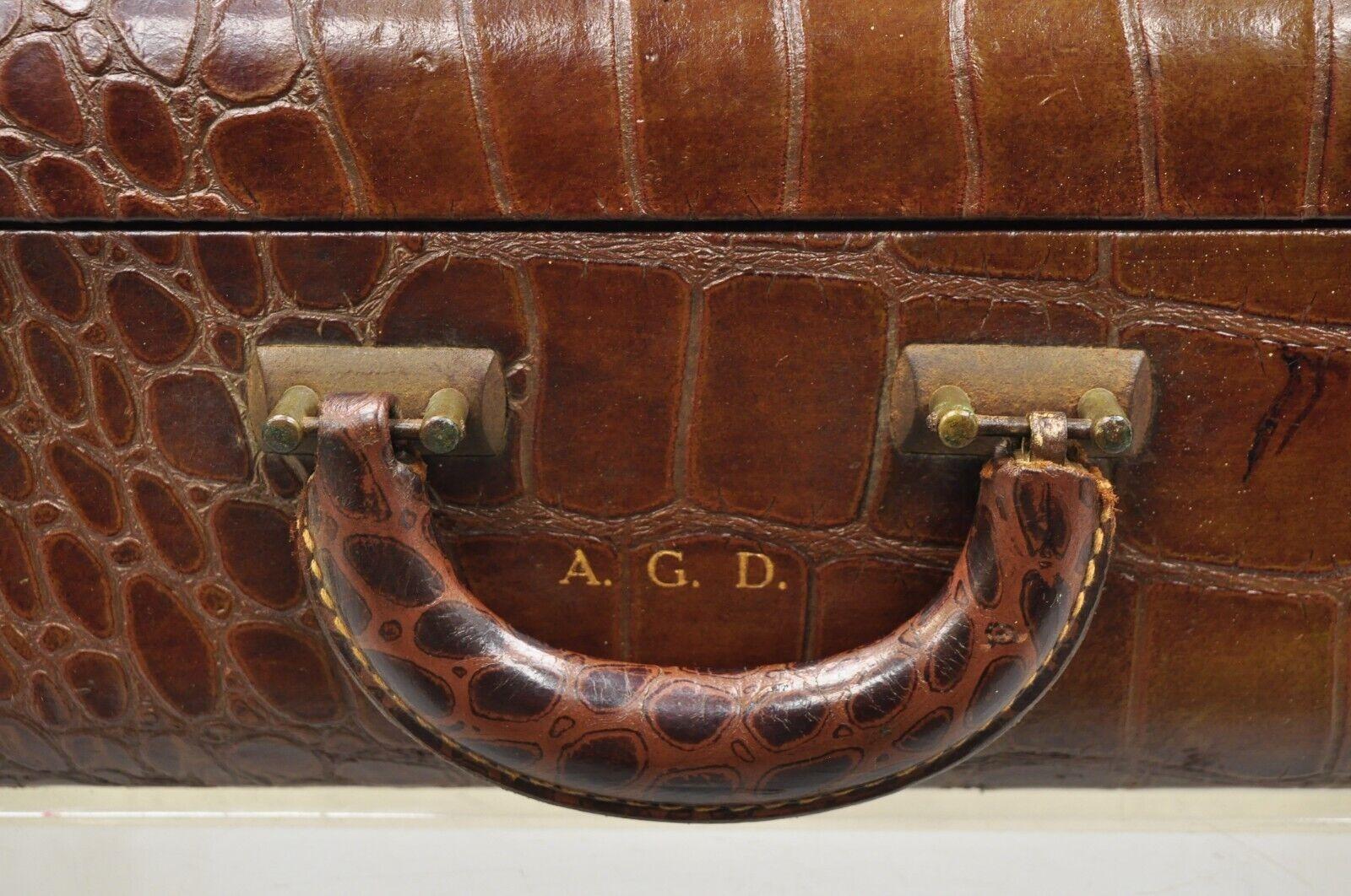 20ième siècle Vintage Art Deco Brown Leather Crocodile Embossed 18