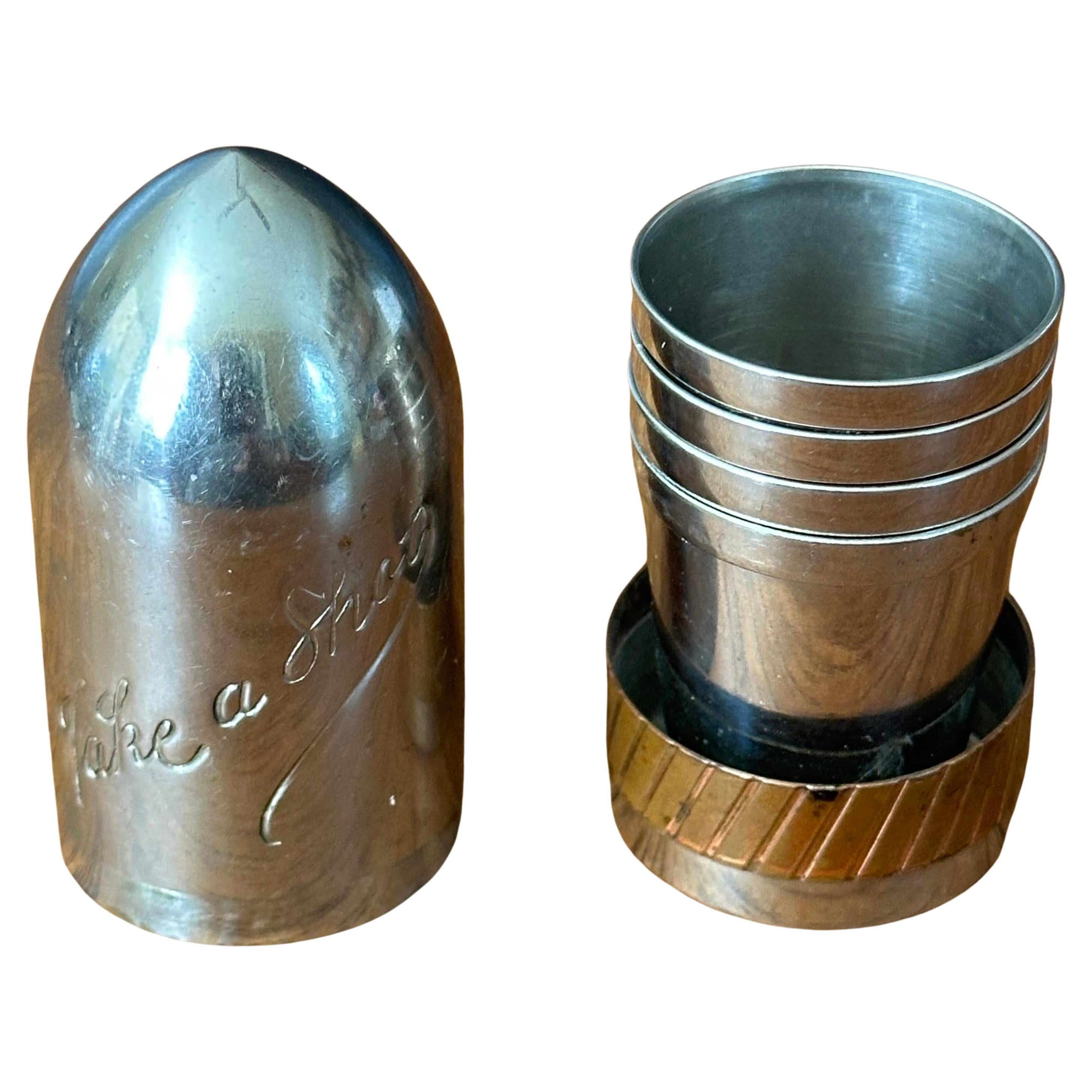 Vintage Art Deco Bullet „Take a Shot“ Nesting Shot-Gläser, Vintage (Moderne) im Angebot
