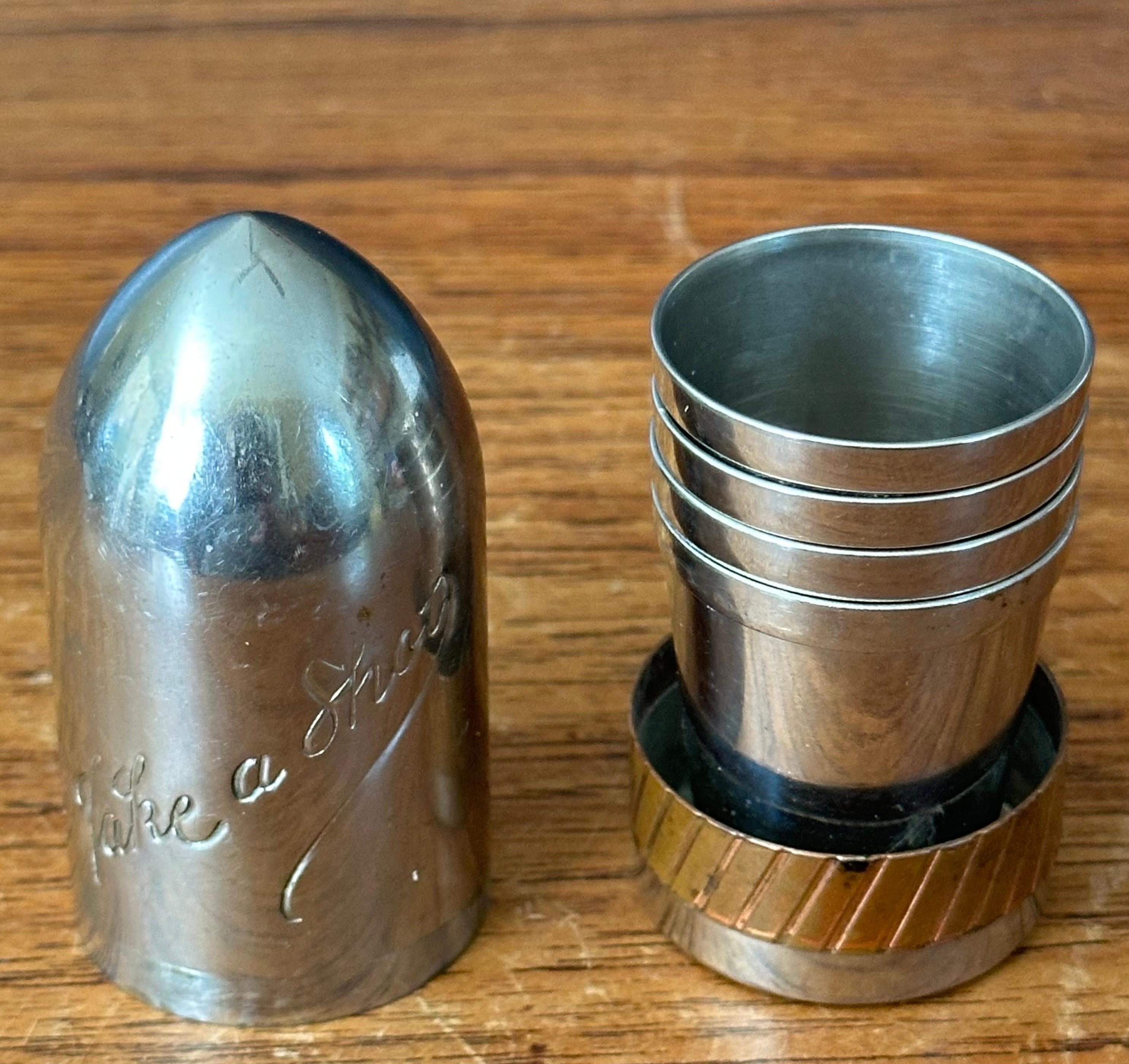 Vintage Art Deco Bullet „Take a Shot“ Nesting Shot-Gläser, Vintage im Zustand „Gut“ im Angebot in San Diego, CA
