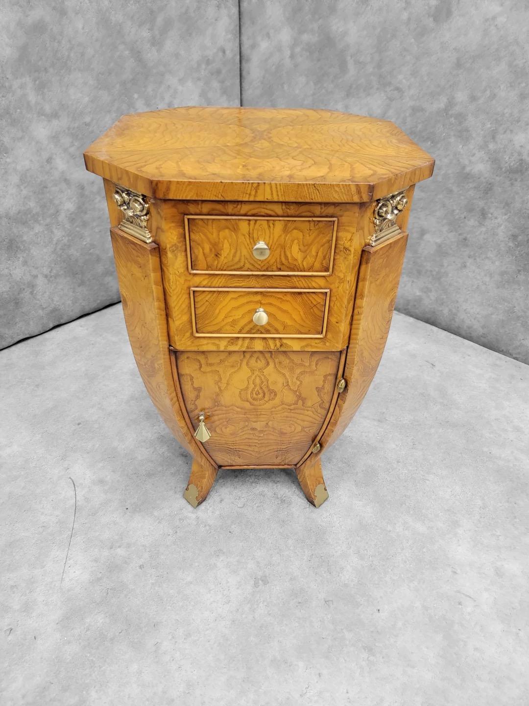 Vintage Art Decoled Storage Beistelltisch Nachttisch von William Switzer 

Dieser Beistelltisch/Nachttisch im Vintage-Stil, entworfen von William Switzer, steht für zeitlose Eleganz und Funktionalität. Er verfügt über zwei Schubladen, die sich über