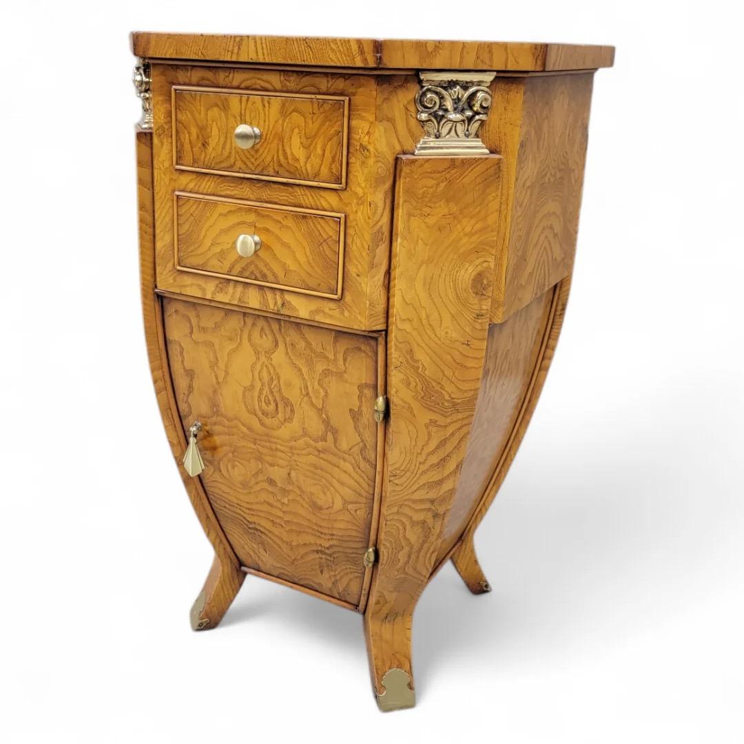 Vintage-Beistelltisch/Nachttisch aus gemasertem Holz im Art déco-Stil von William Switzer, Vintage (Moderne der Mitte des Jahrhunderts) im Angebot