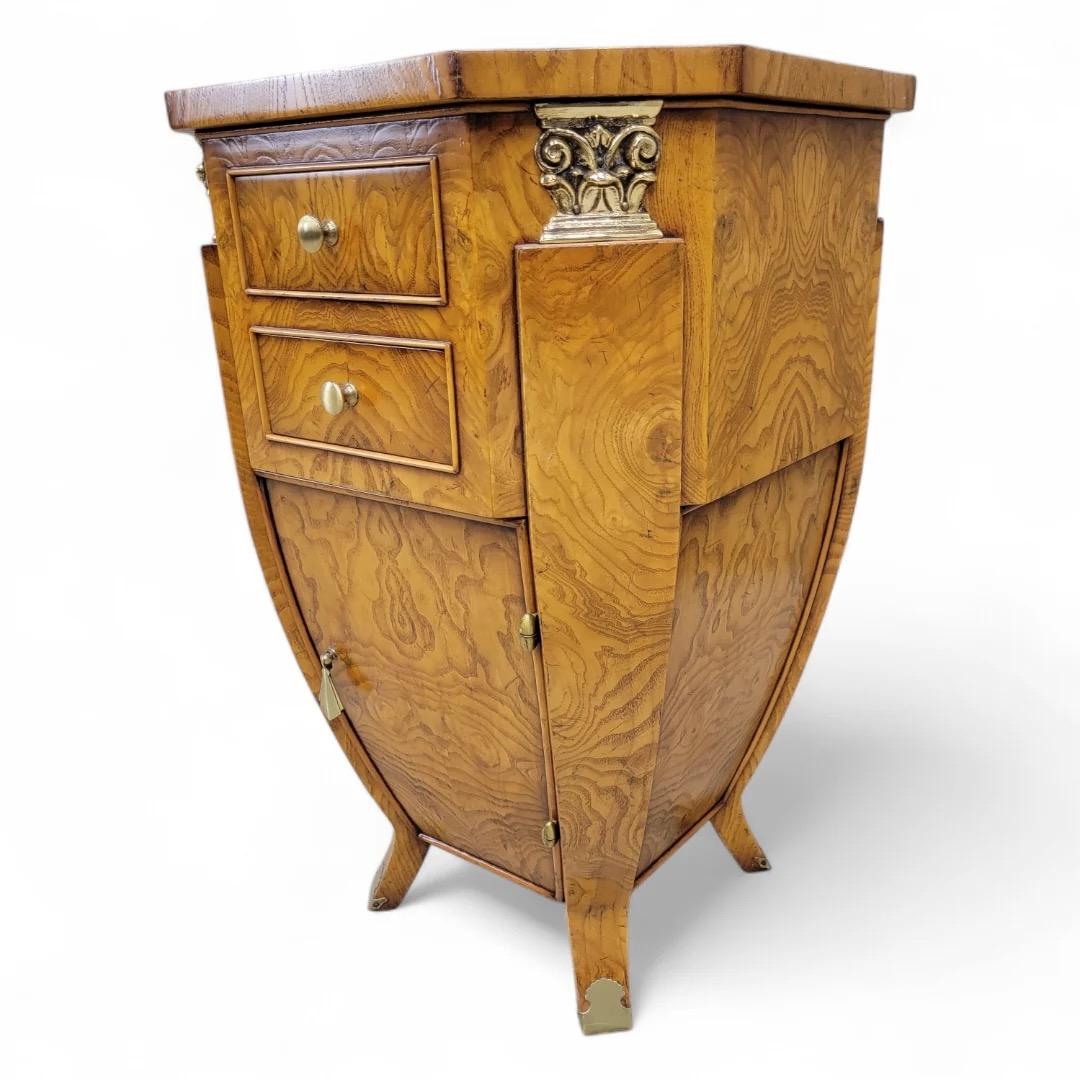 Vintage-Beistelltisch/Nachttisch aus gemasertem Holz im Art déco-Stil von William Switzer, Vintage (Unbekannt) im Angebot