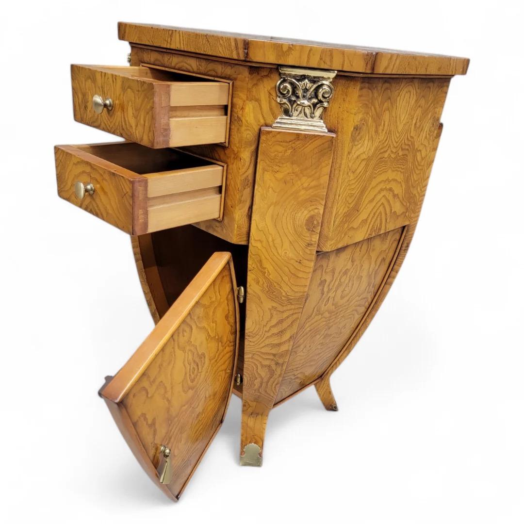 Vintage-Beistelltisch/Nachttisch aus gemasertem Holz im Art déco-Stil von William Switzer, Vintage im Zustand „Gut“ im Angebot in Chicago, IL