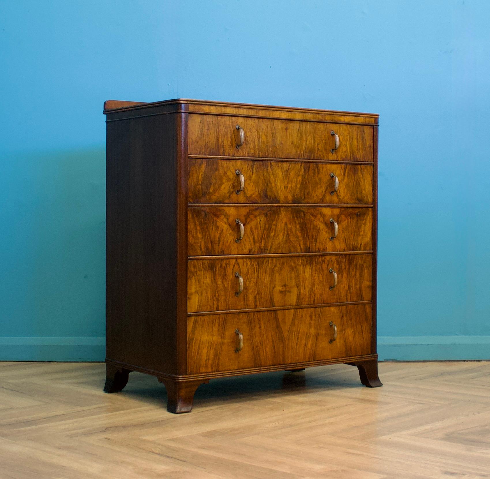 Gratkommode im Art-Déco-Stil aus den 1940er Jahren
Ausgestattet mit fünf Schubladen


Der passende kompakte Kleiderschrank wird in einem separaten Angebot zum Verkauf angeboten