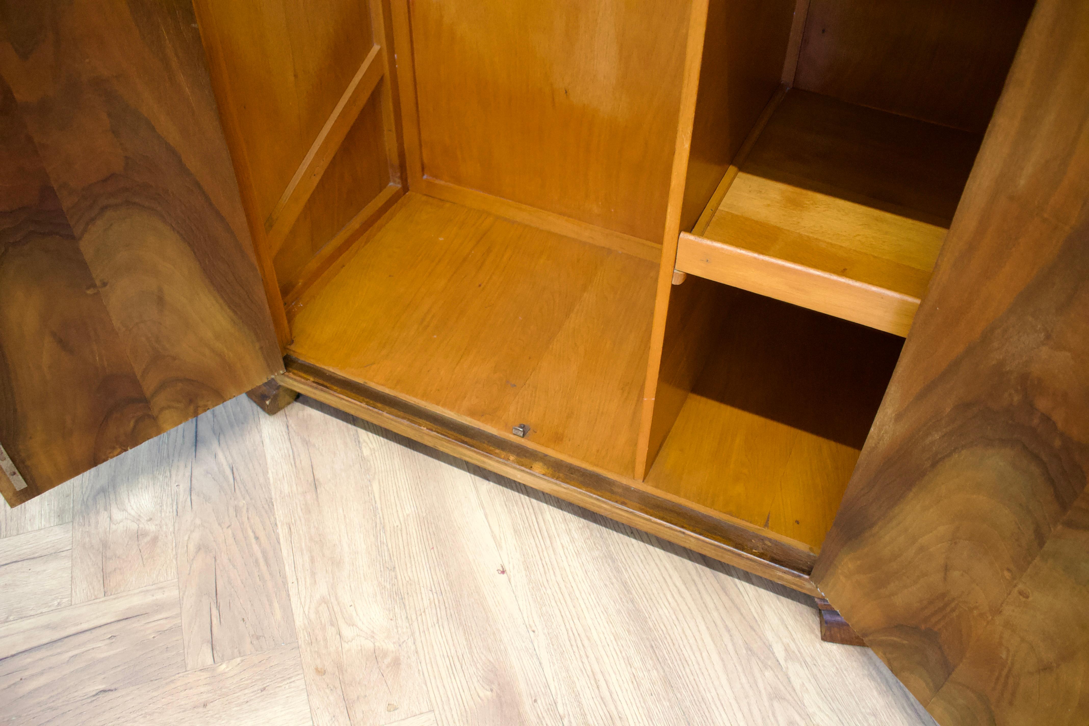 Armoire compacte Vintage Art Deco en ronce de noyer, années 1930 en vente 2