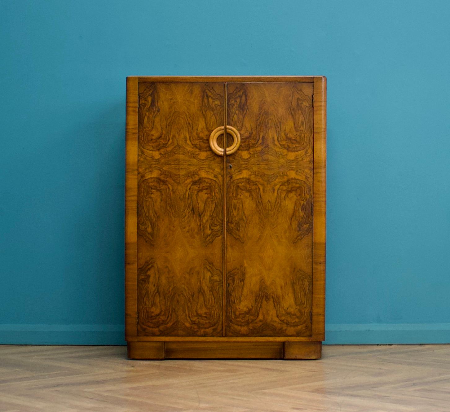Armoire compacte Art Déco en ronce de noyer des années 1930
Avec un rail d'un côté et des étagères de l'autre