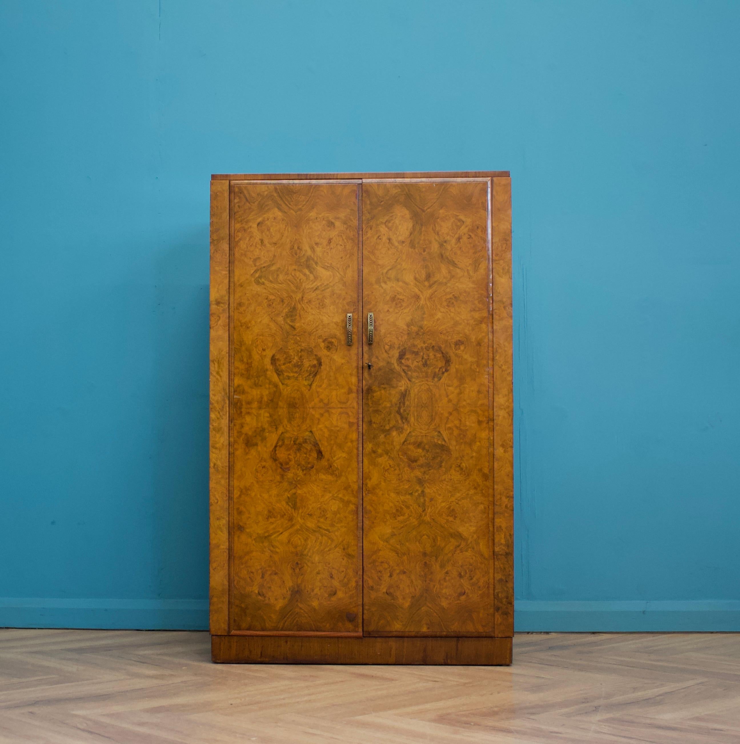 Un armario compacto de nogal con rebabas de 1930 de impresionante calidad Art Decó
Con una barra extraíble en un lado y estantes en el otro
Las asas son de plata cincelada