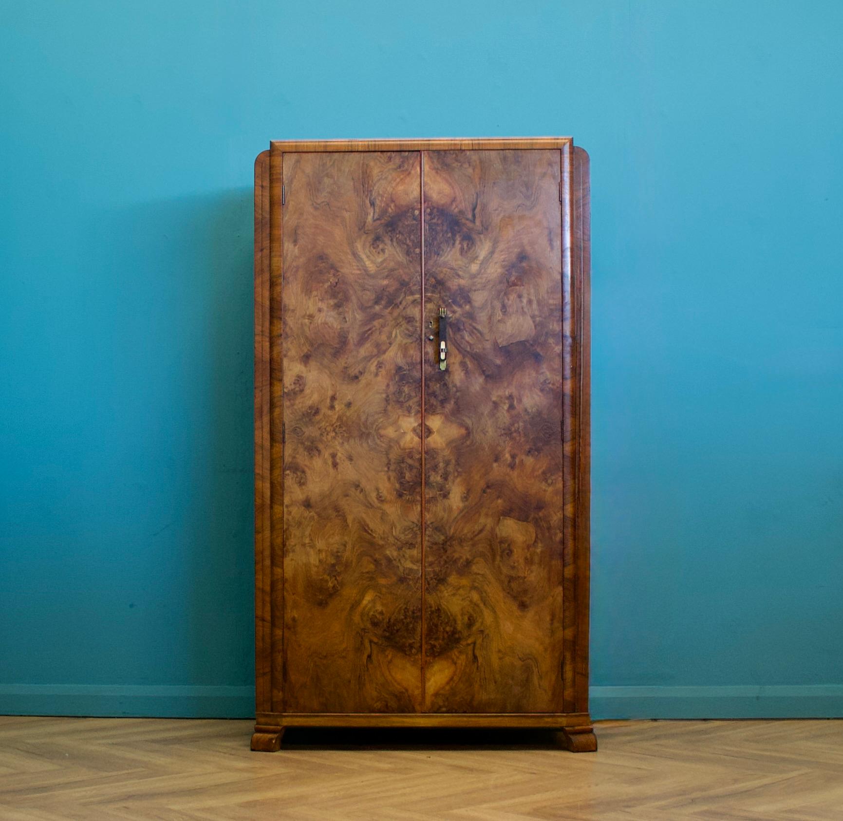 Armoire compacte Art Déco en ronce de noyer des années 1930
Comprend un rail extractible et des étagères
