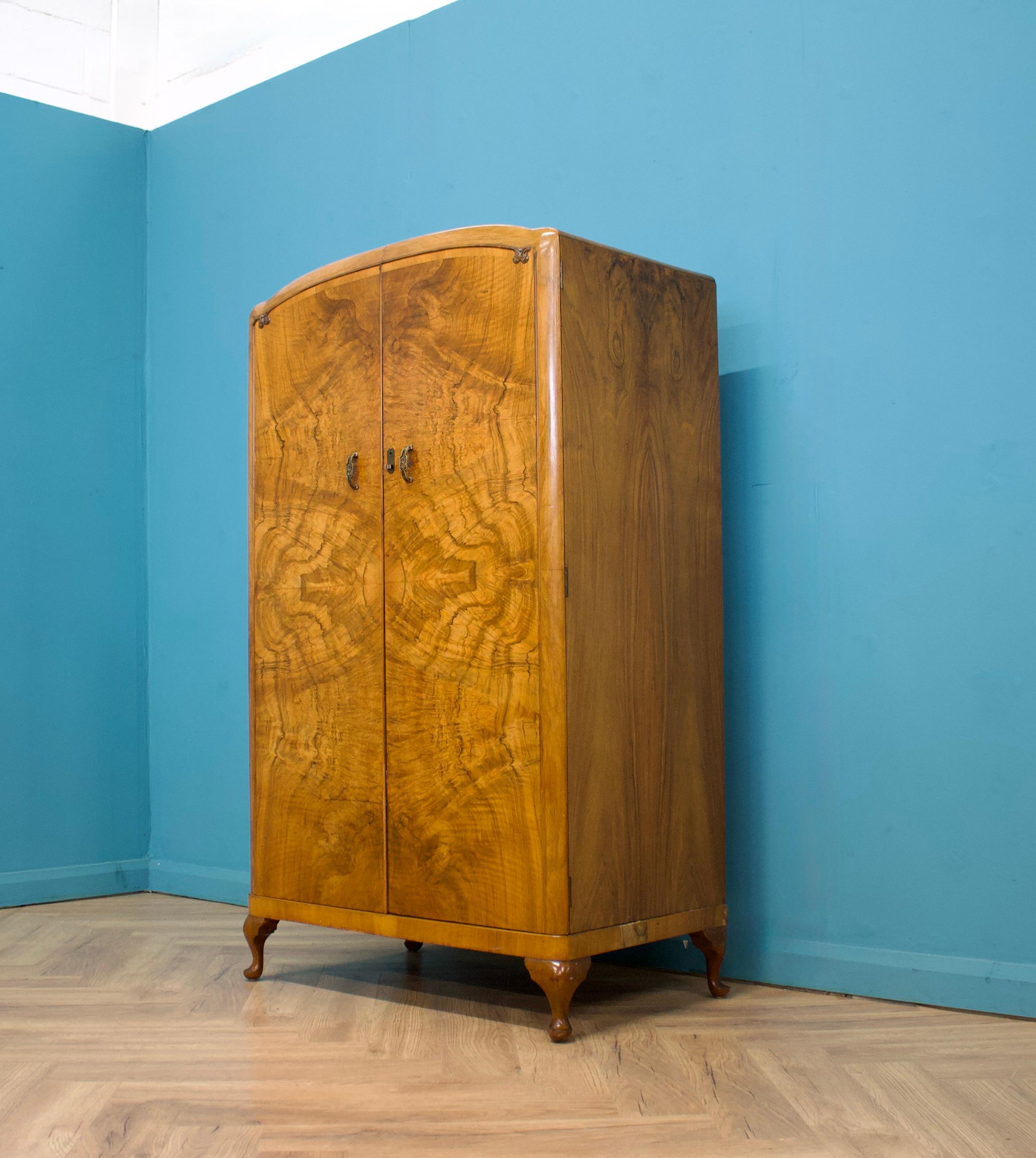 Compactum en ronce de noyer de qualité impressionnante, d'époque Art Déco, vers les années 1930


Comprend un rail de suspension, des étagères et des rails pour pantalons.


La clé d'origine est manquante mais le loquet fonctionne - les poignées