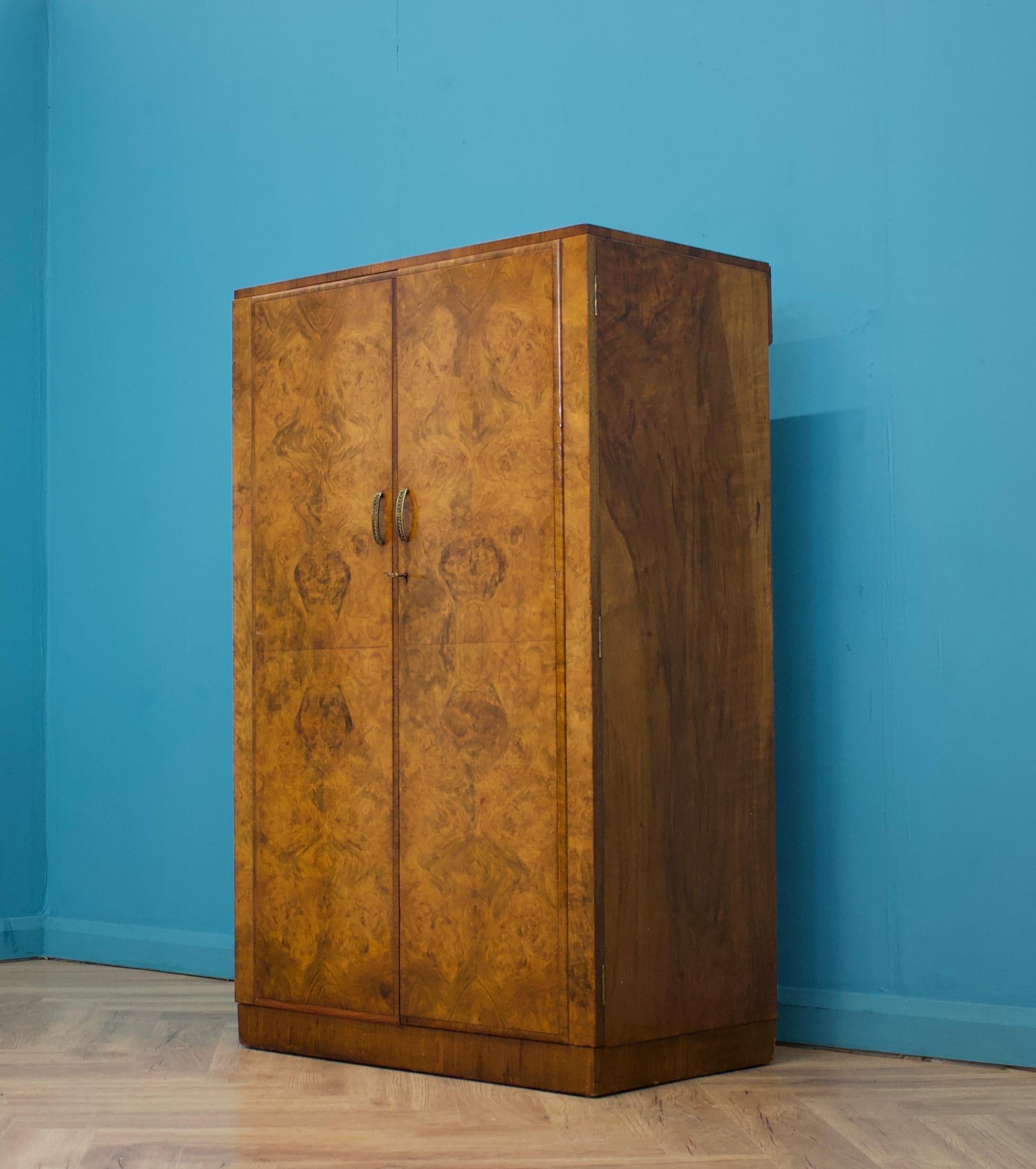 Armario Compacto Vintage Art Decó de Nogal Burr, Años 30 Británico en venta
