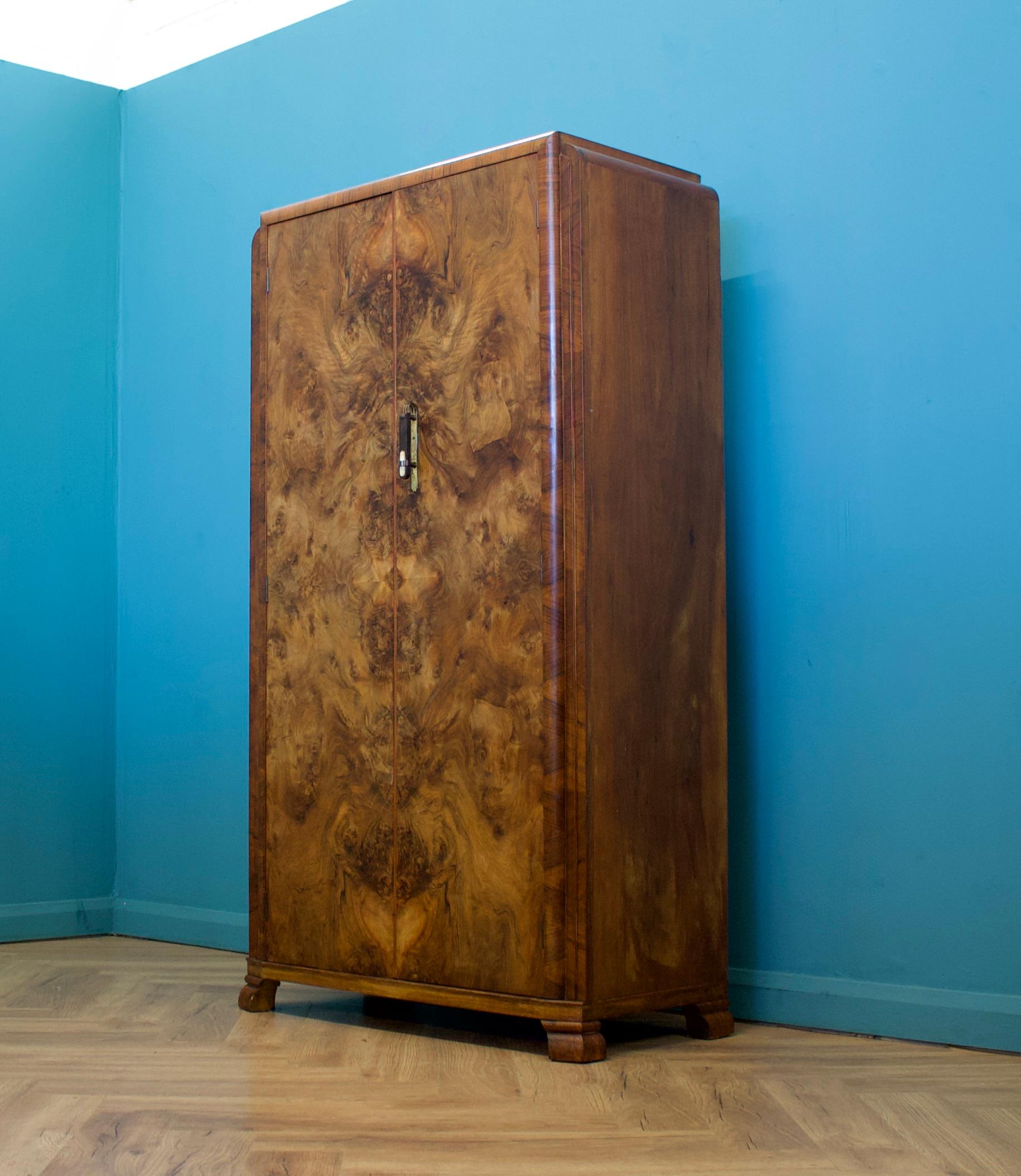 Art déco Armoire compacte Vintage Art Deco en ronce de noyer, années 1930 en vente