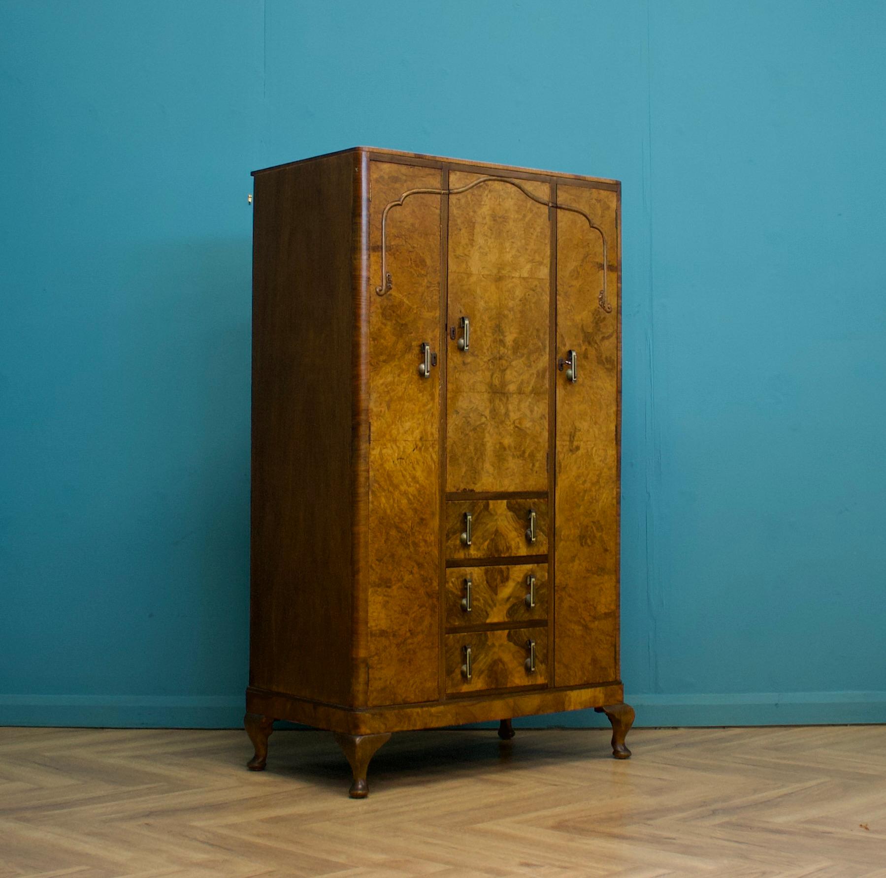 Art déco Armoire compacte Vintage Art Deco en ronce de noyer, années 1930 en vente