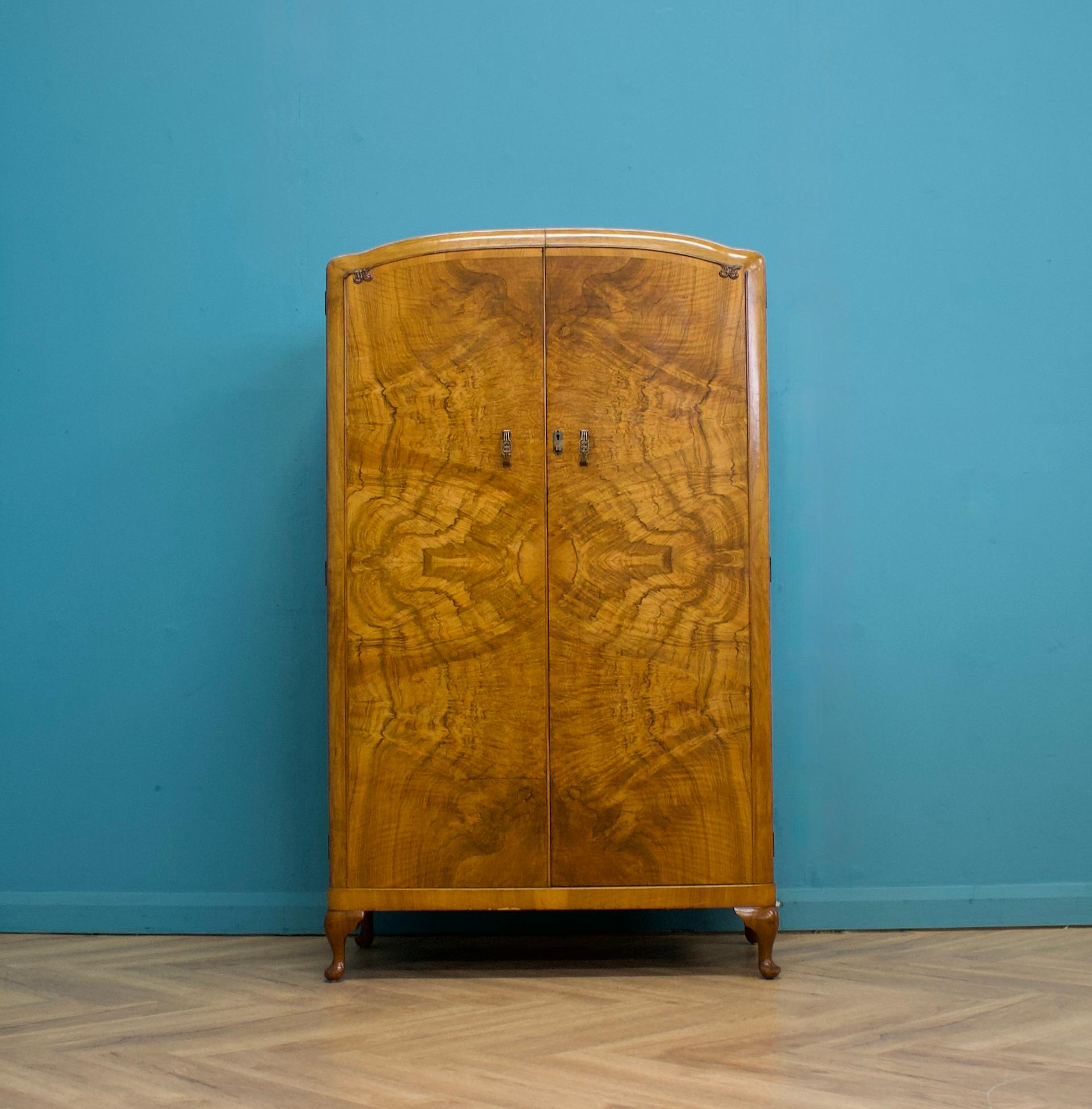 Art déco Armoire compacte Vintage Art Deco en ronce de noyer, années 1930 en vente