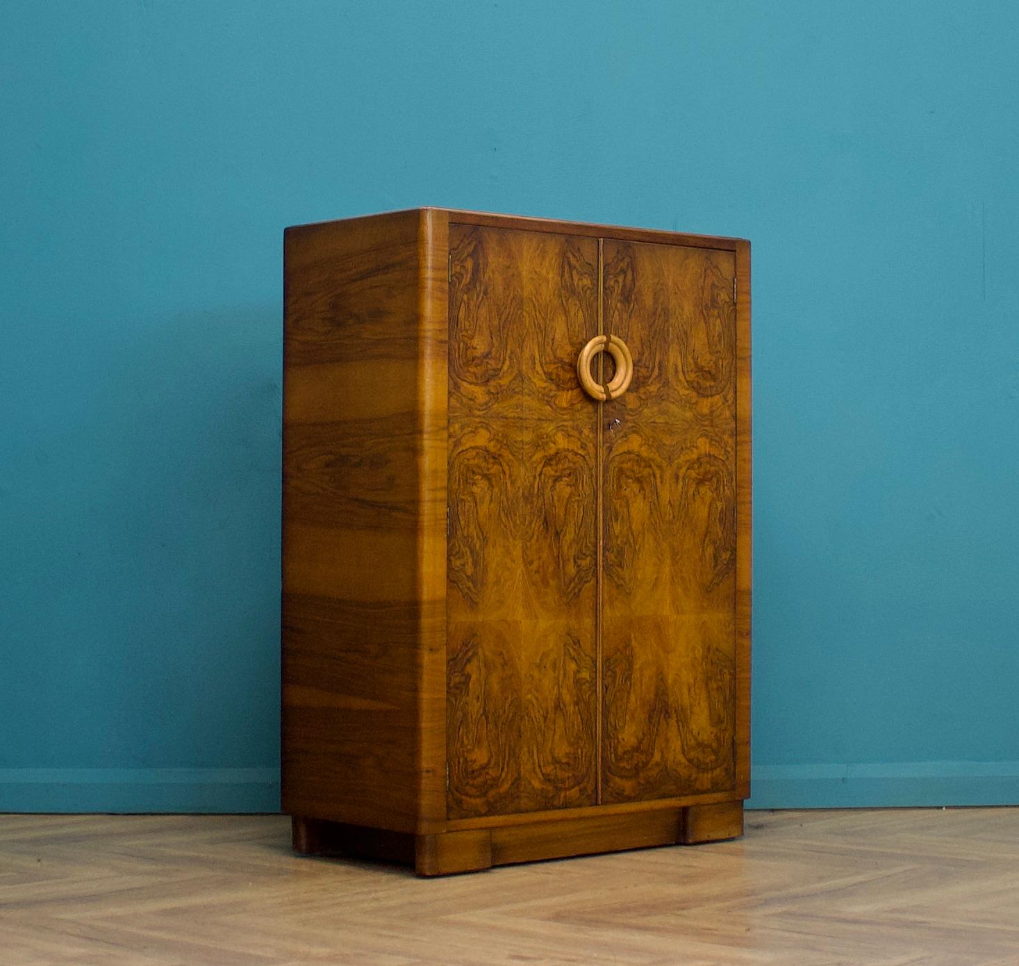 Britannique Armoire compacte Vintage Art Deco en ronce de noyer, années 1930