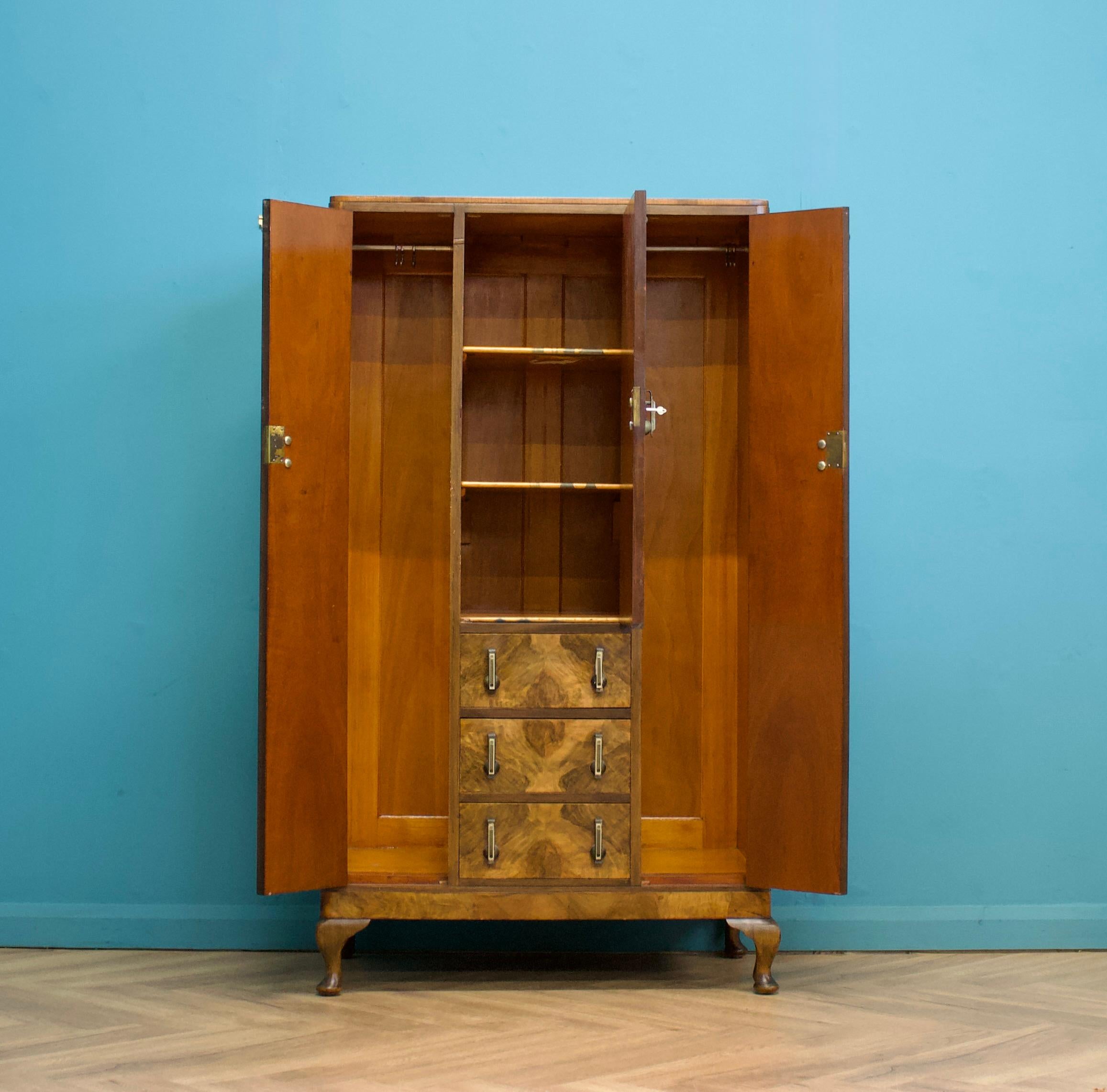 Britannique Armoire compacte Vintage Art Deco en ronce de noyer, années 1930 en vente