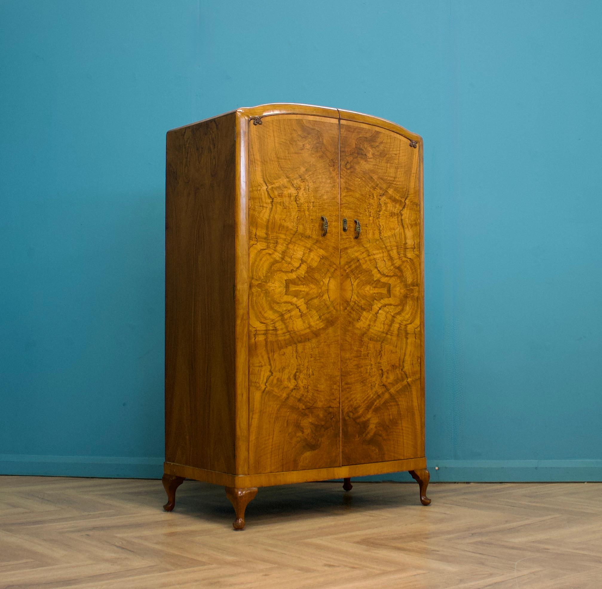 Britannique Armoire compacte Vintage Art Deco en ronce de noyer, années 1930 en vente