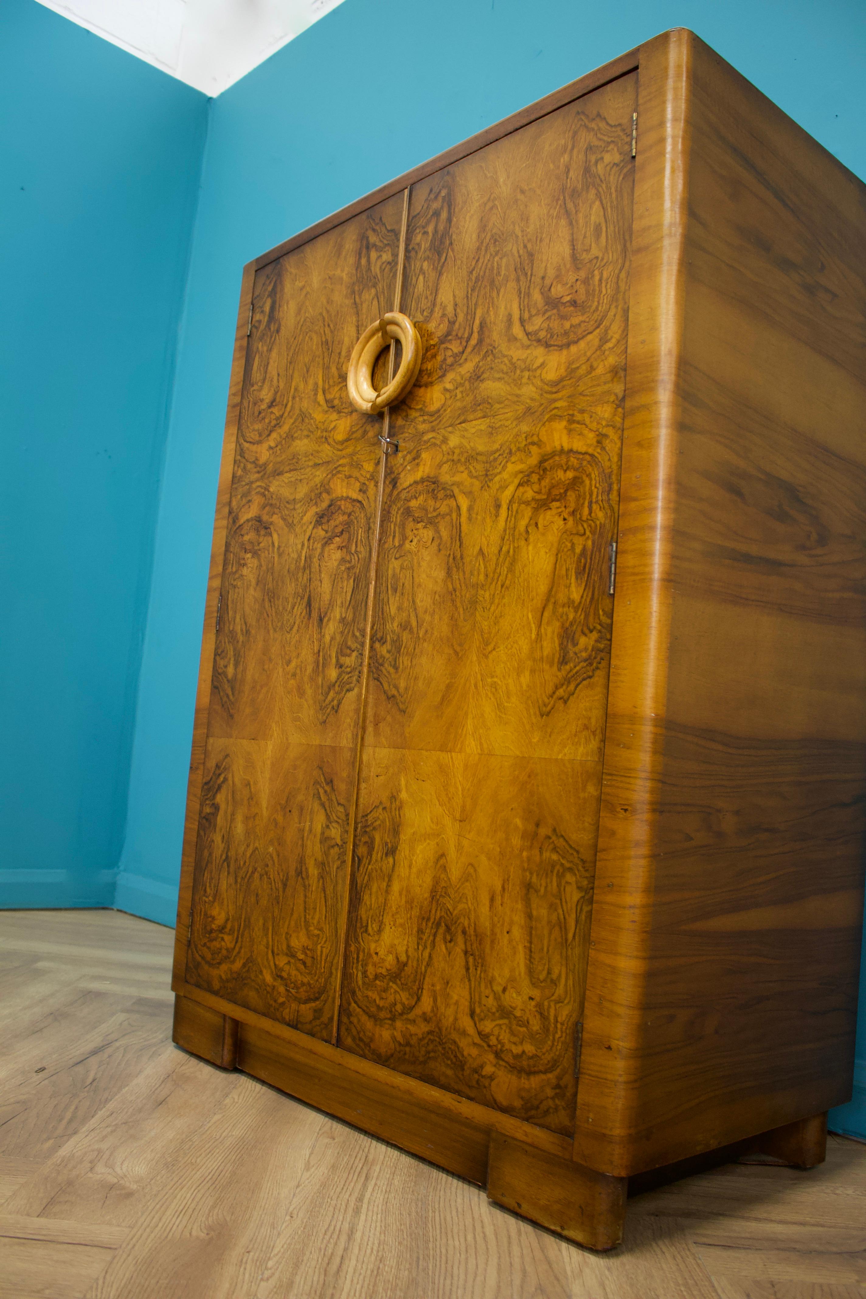Placage Armoire compacte Vintage Art Deco en ronce de noyer, années 1930