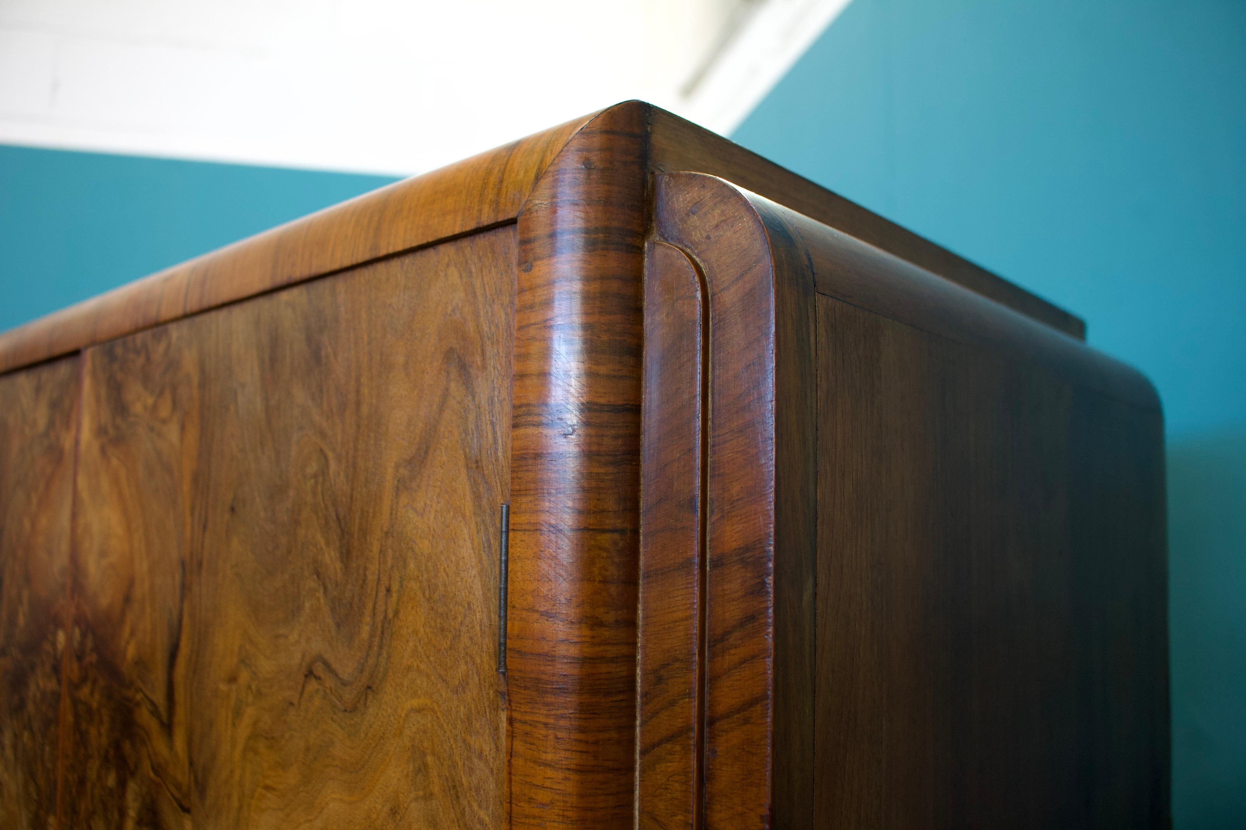 Placage Armoire compacte Vintage Art Deco en ronce de noyer, années 1930 en vente
