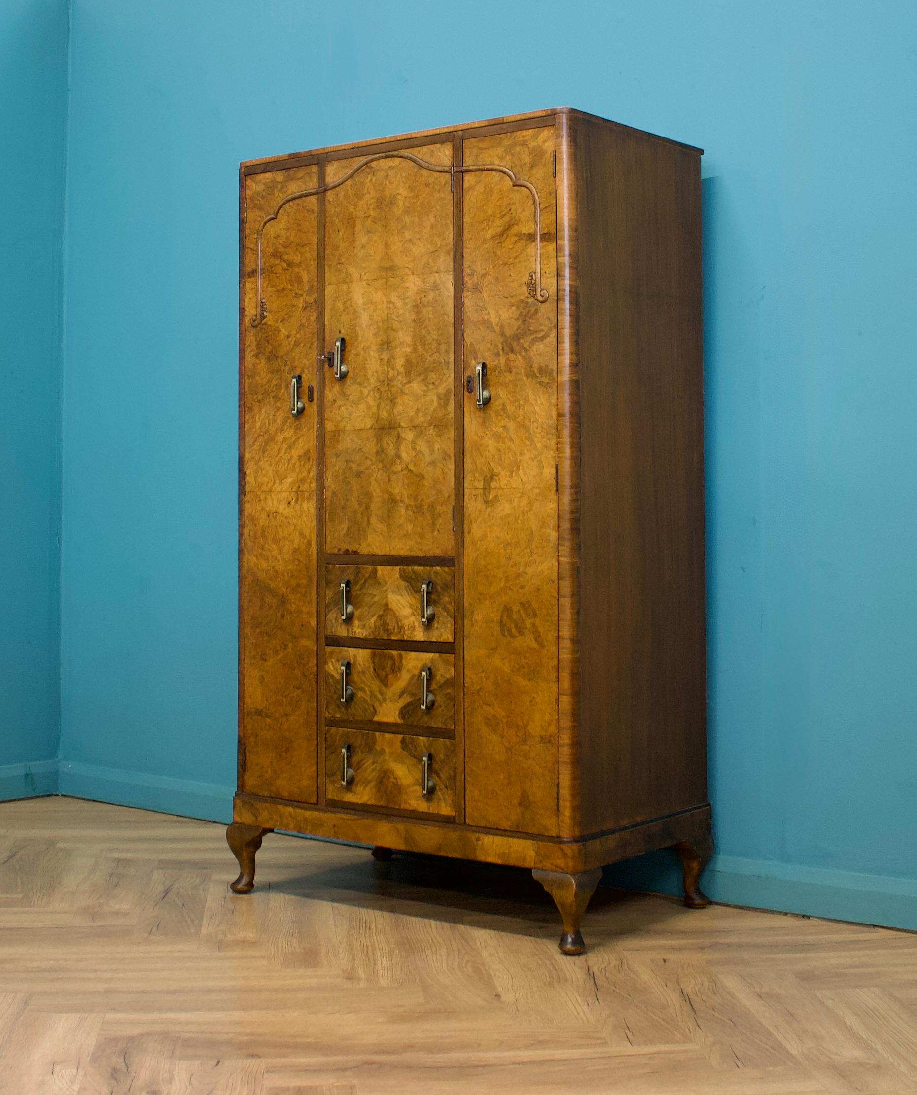 Placage Armoire compacte Vintage Art Deco en ronce de noyer, années 1930 en vente